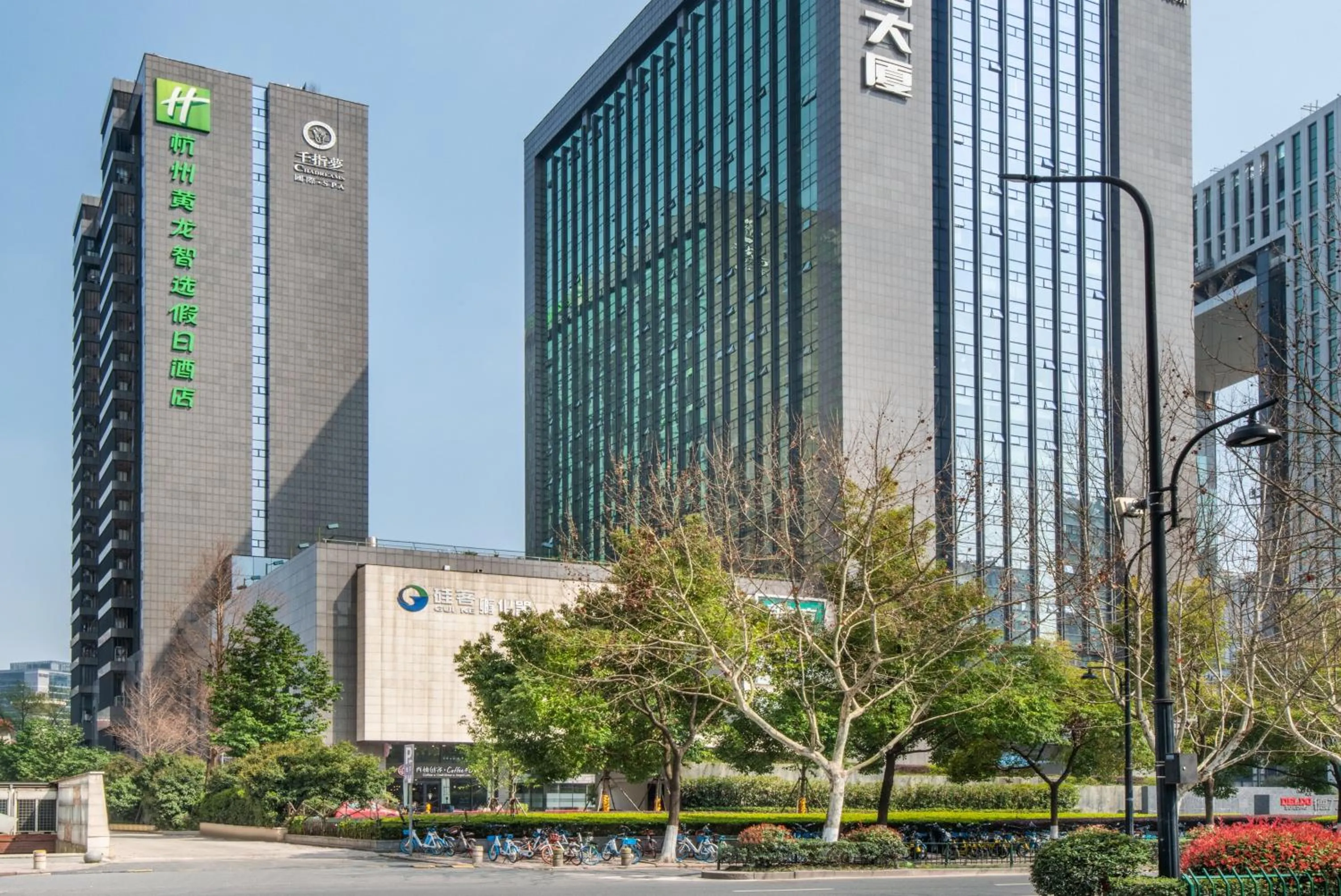 Property building in Holiday Inn Express Hangzhou Huanglong