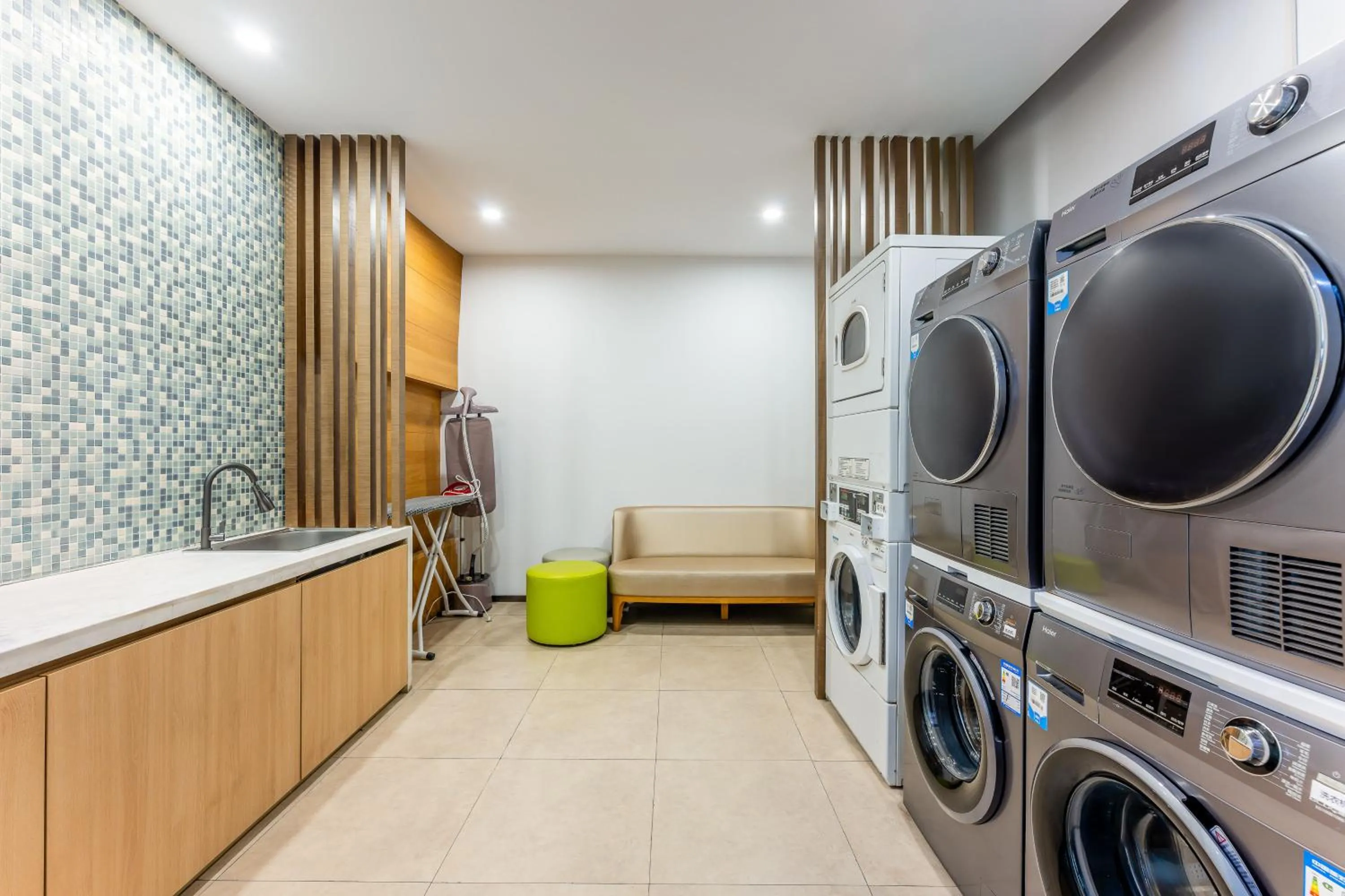 washing machine in Holiday Inn Express Hangzhou Huanglong