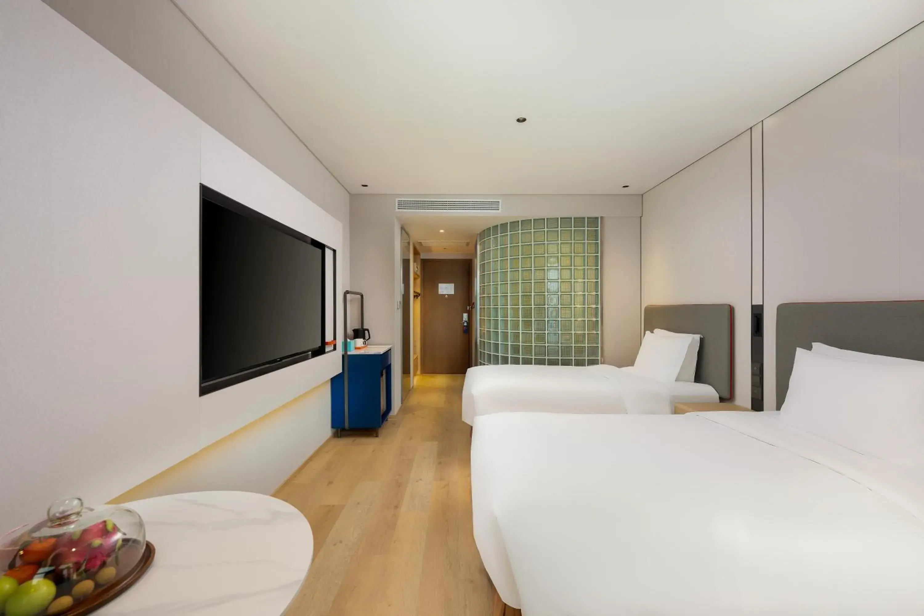 Standard Twin Room - High Floor in Holiday Inn Express Hangzhou Huanglong Standard Twin Room - High Floor in Holiday Inn Express Hangzhou Huanglong