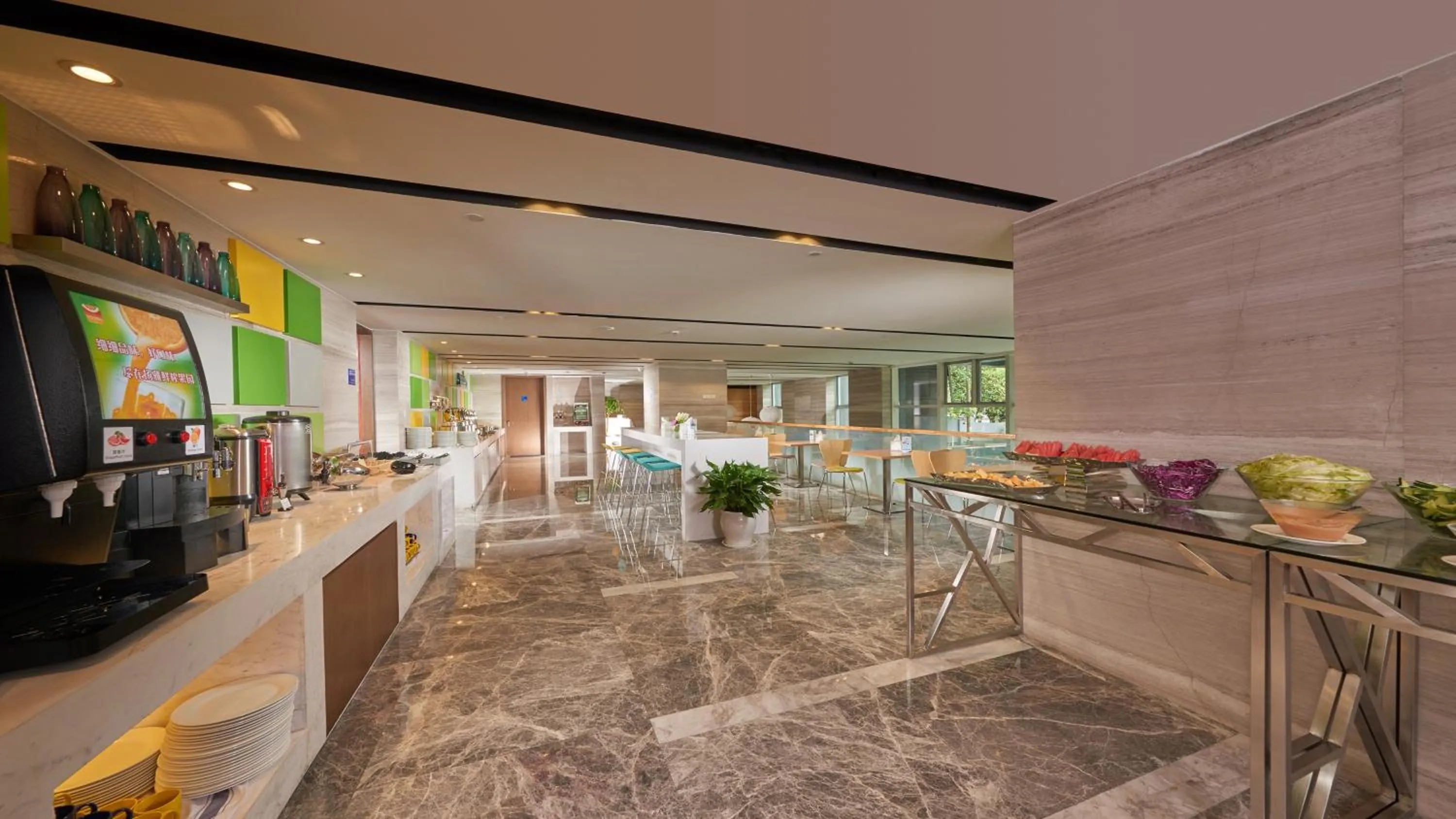 Restaurant/places to eat in Holiday Inn Express Hangzhou Huanglong