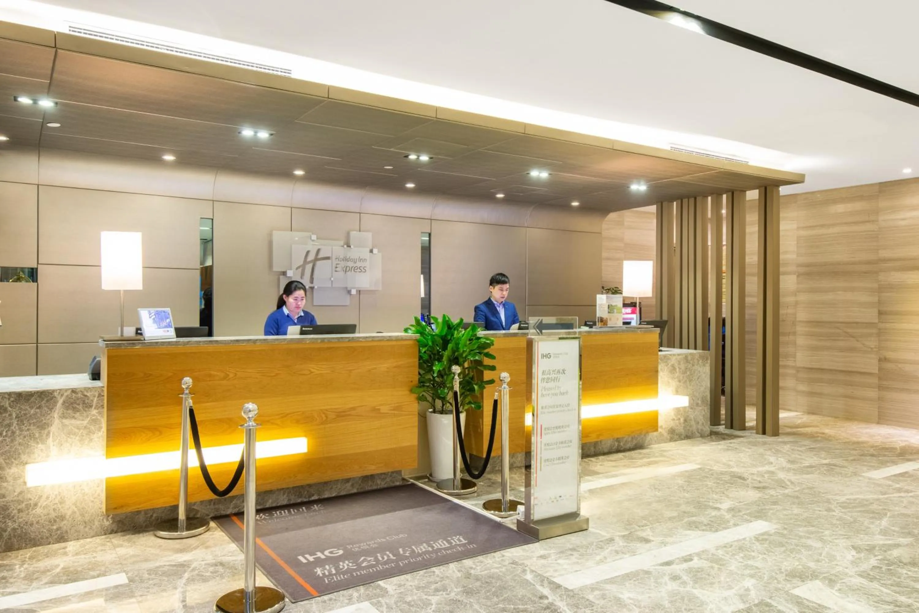 Property building in Holiday Inn Express Hangzhou Huanglong
