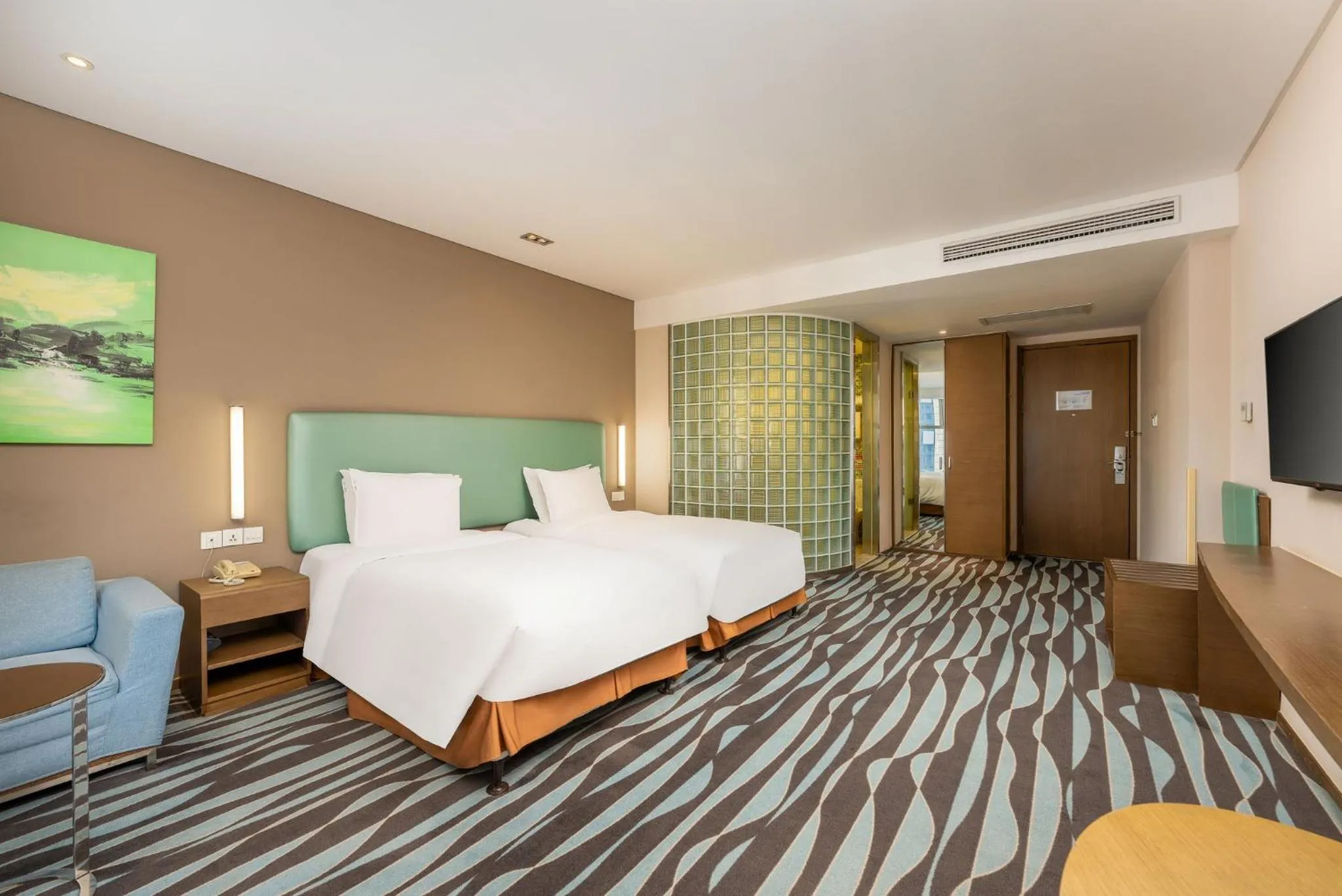 Photo of the whole room, Bed in Holiday Inn Express Hangzhou Huanglong