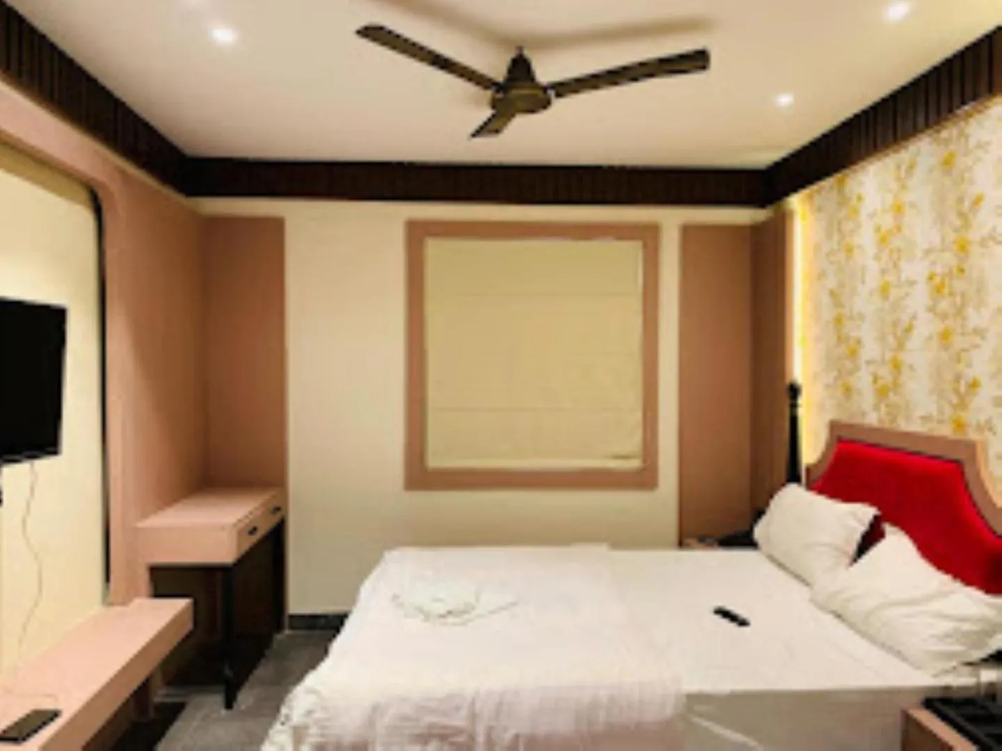 Communal lounge/ TV room, Bed in Hotel The Palassio , Kanpur