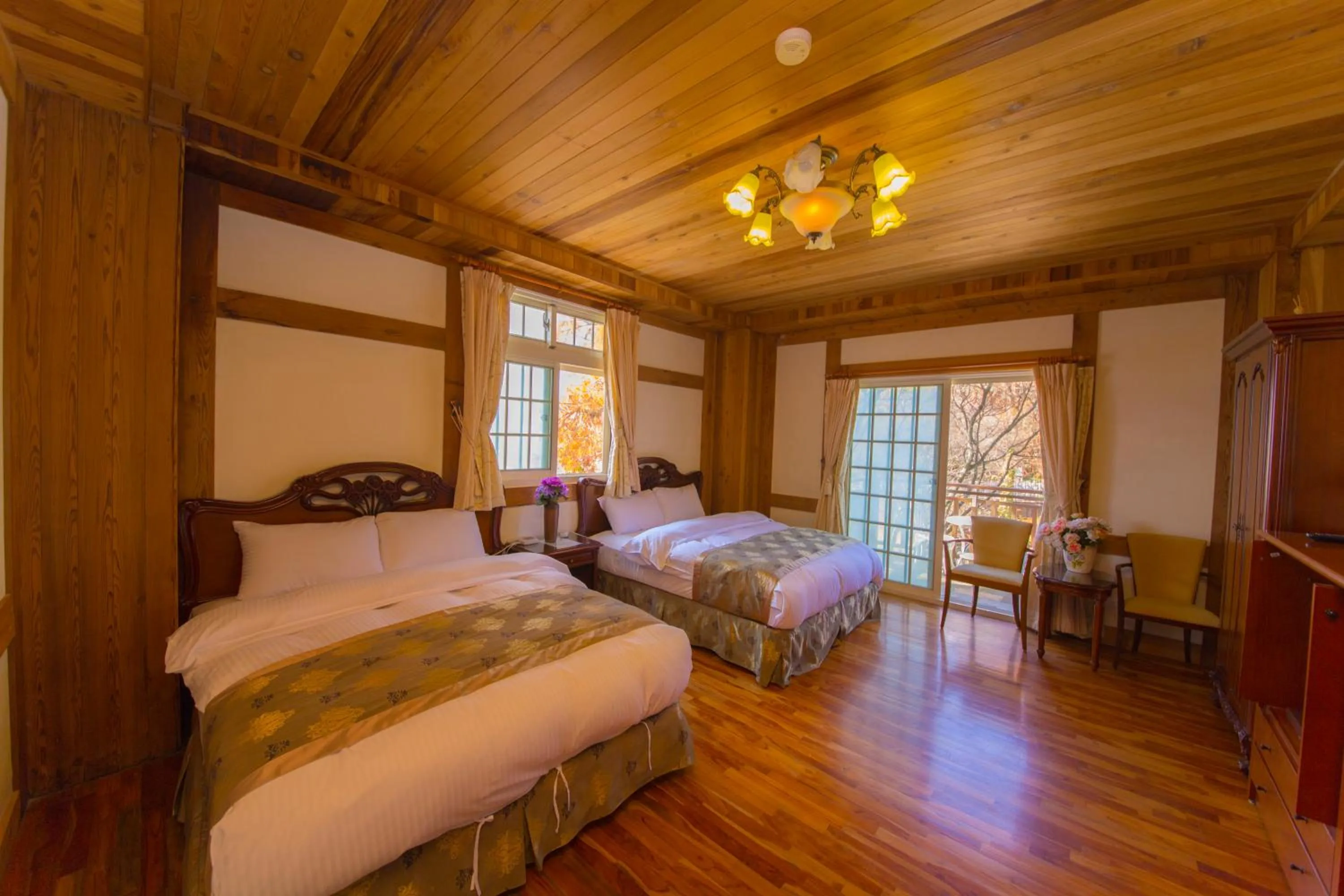 Photo of the whole room, Bed in The Cotswolds Villa