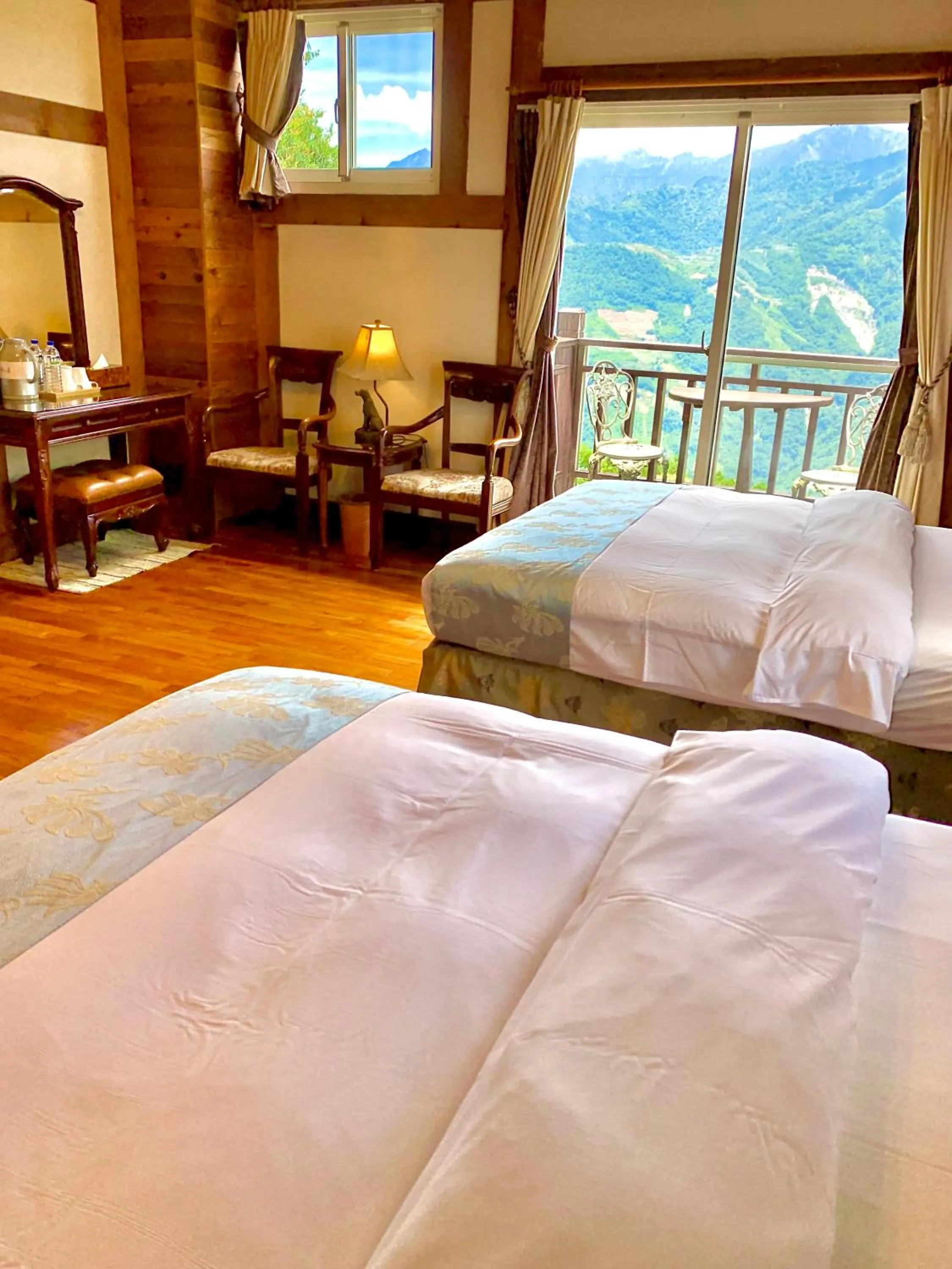 Photo of the whole room, Bed in The Cotswolds Villa