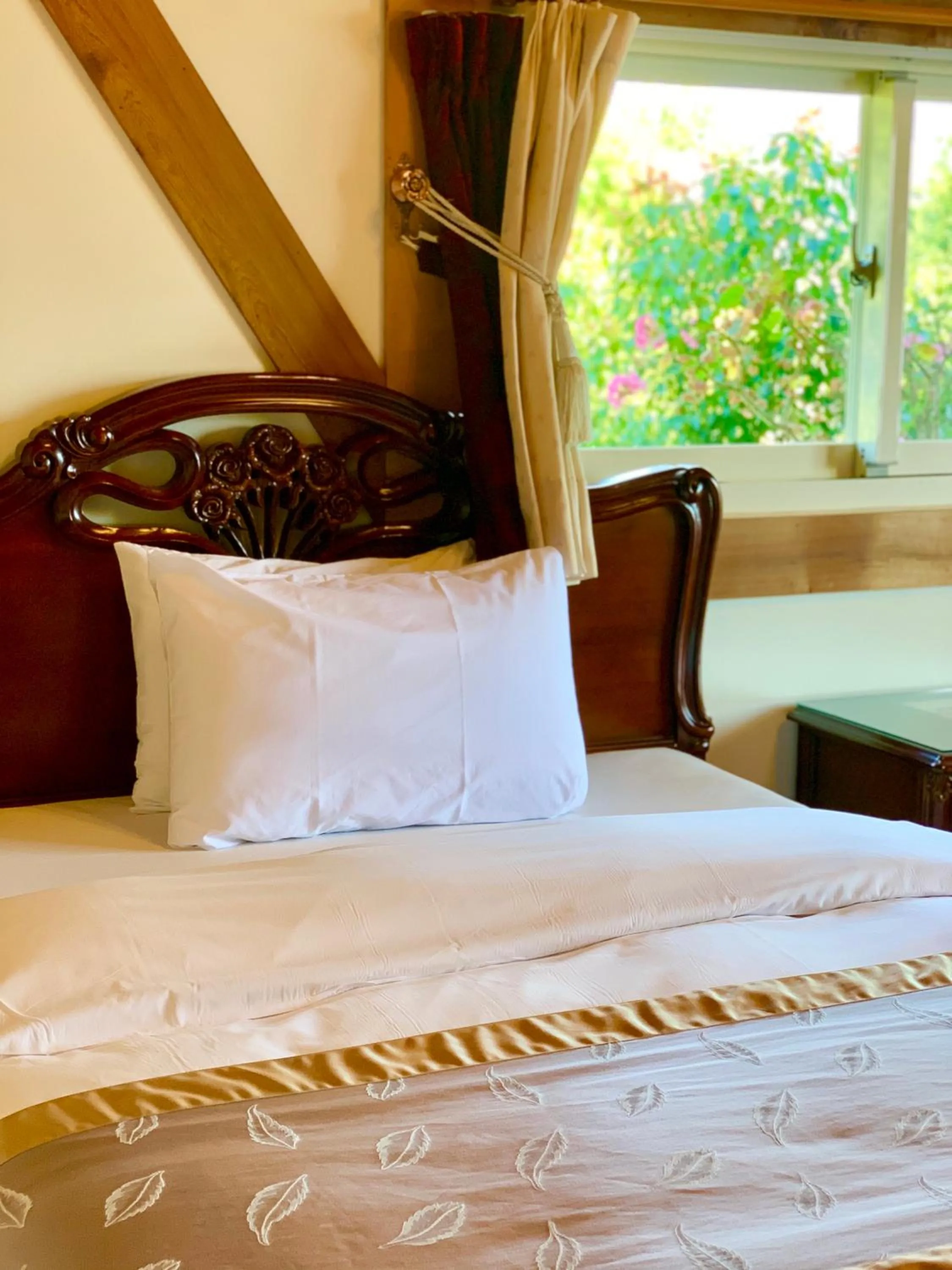 Bed in The Cotswolds Villa