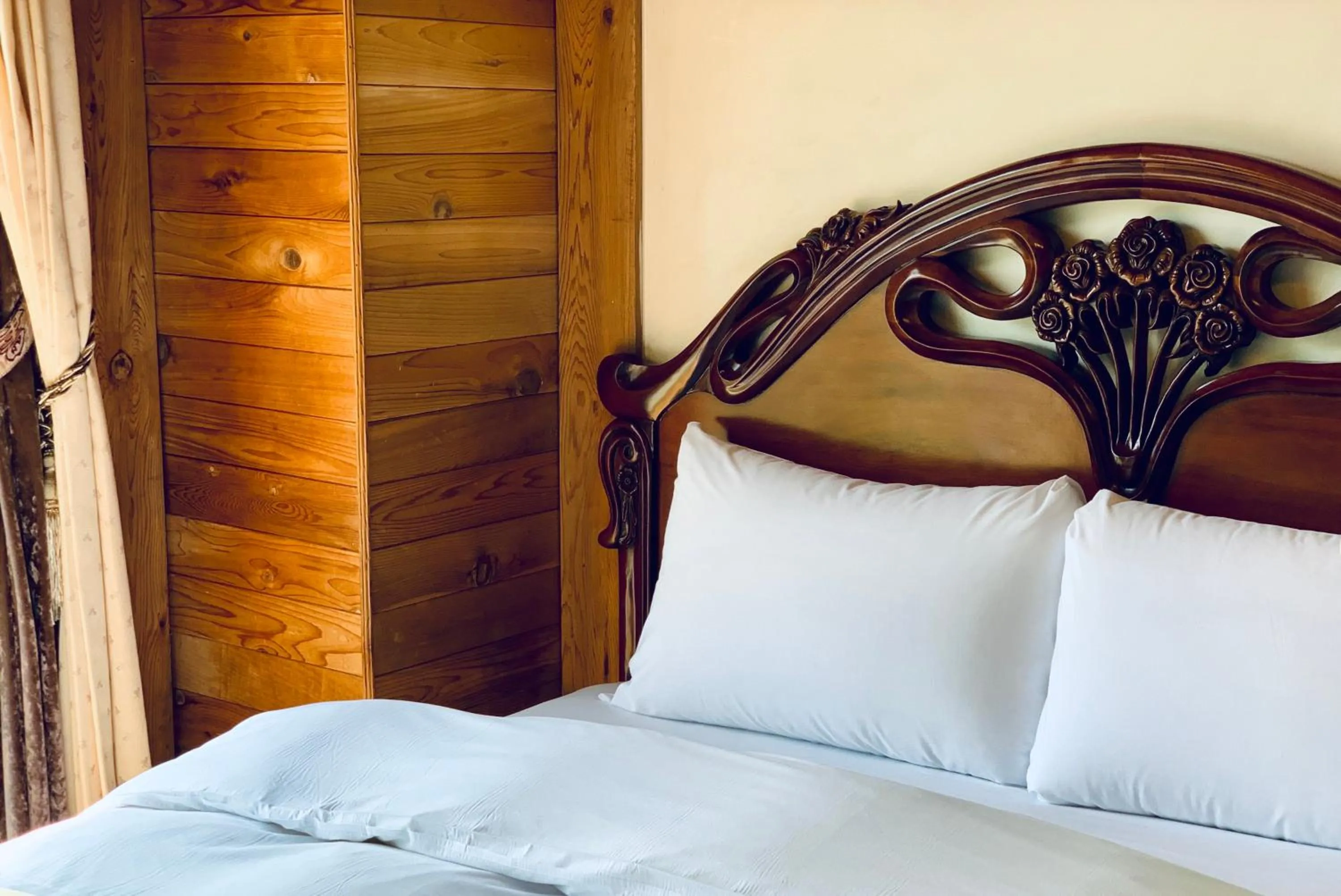 Bed in The Cotswolds Villa