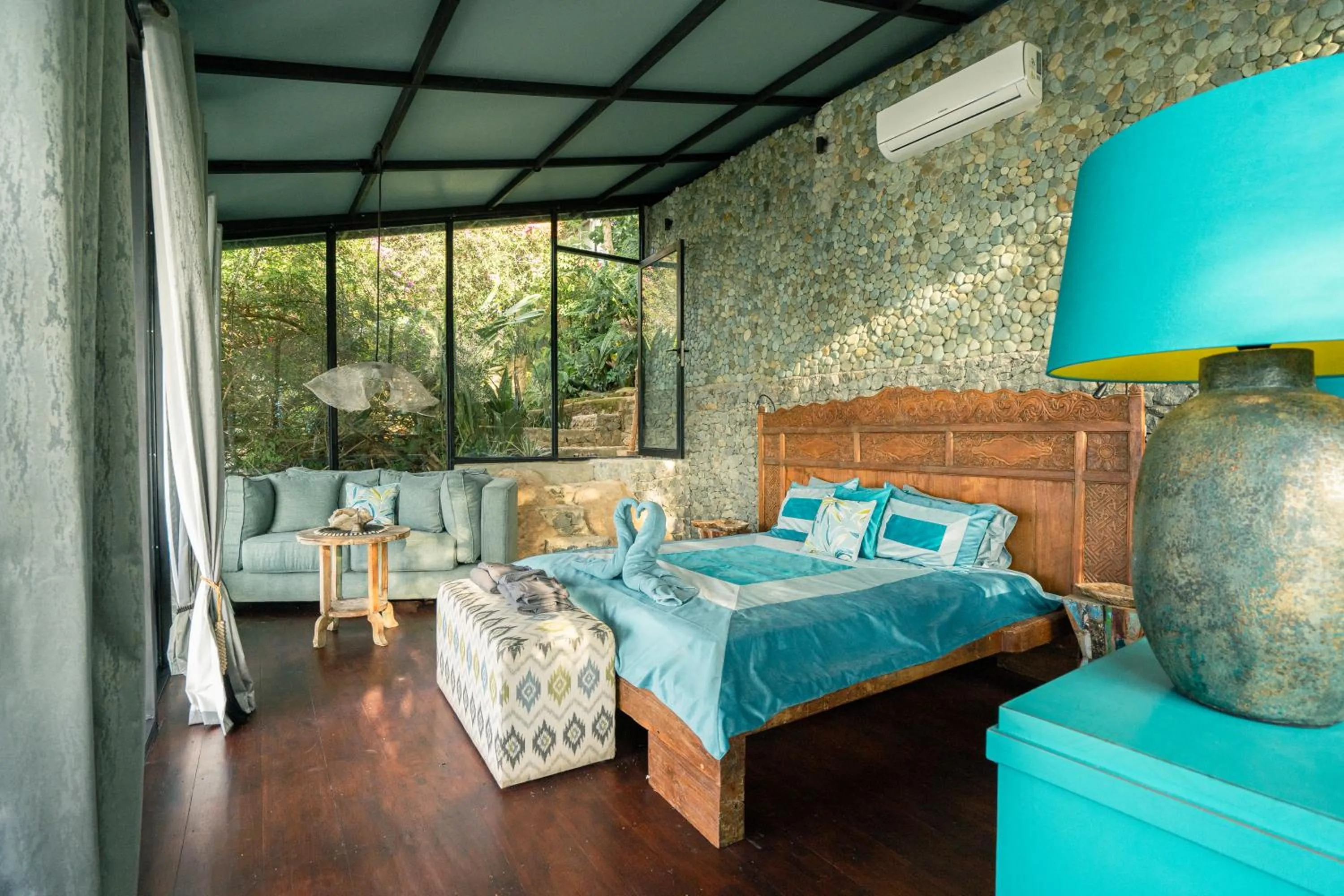 Photo of the whole room, Bed in Selini Hills