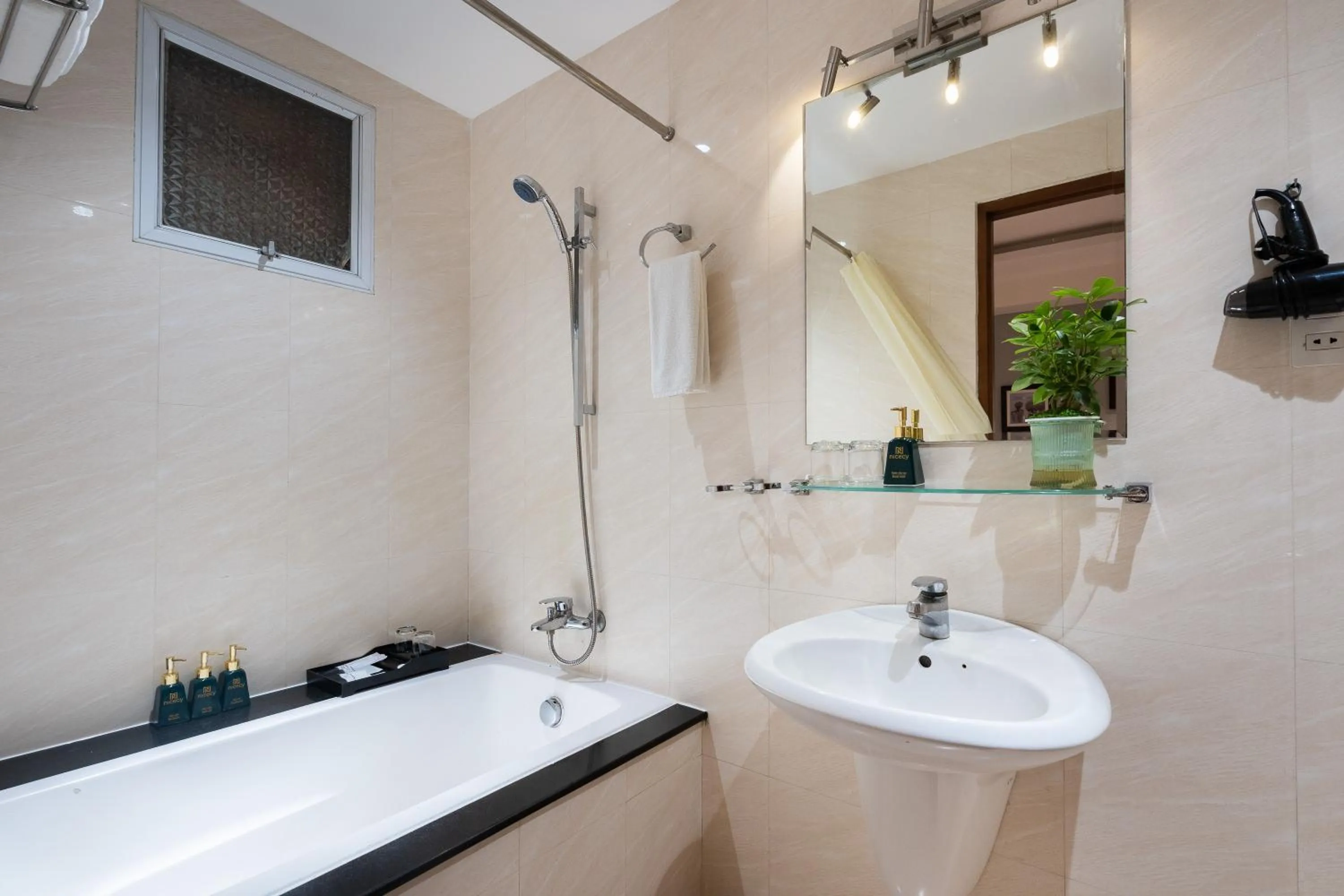 Toilet in Nicecy Hotel - Bui Thi Xuan Street