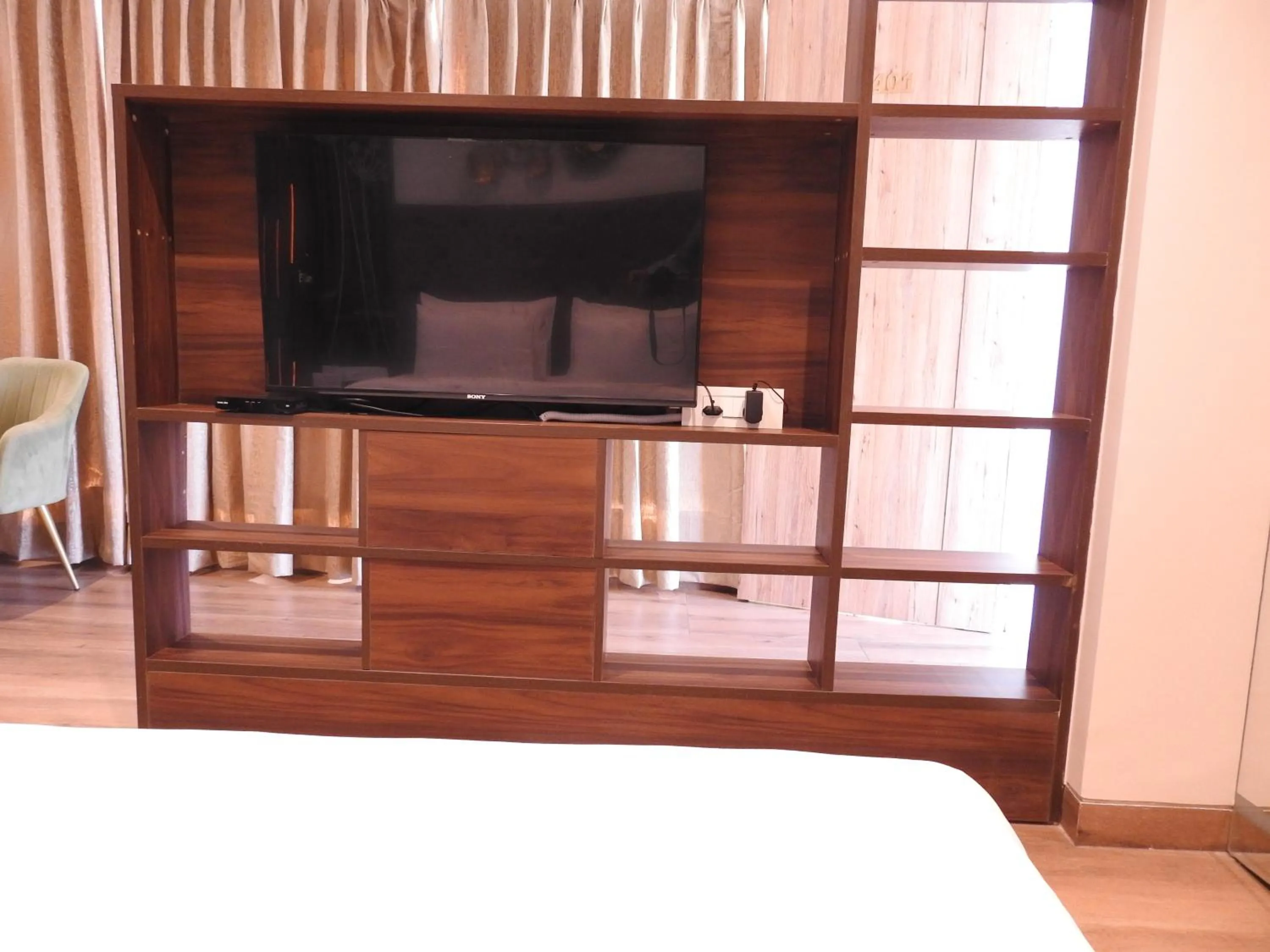 Communal lounge/ TV room, Bed in Sapphire Sky Hotel