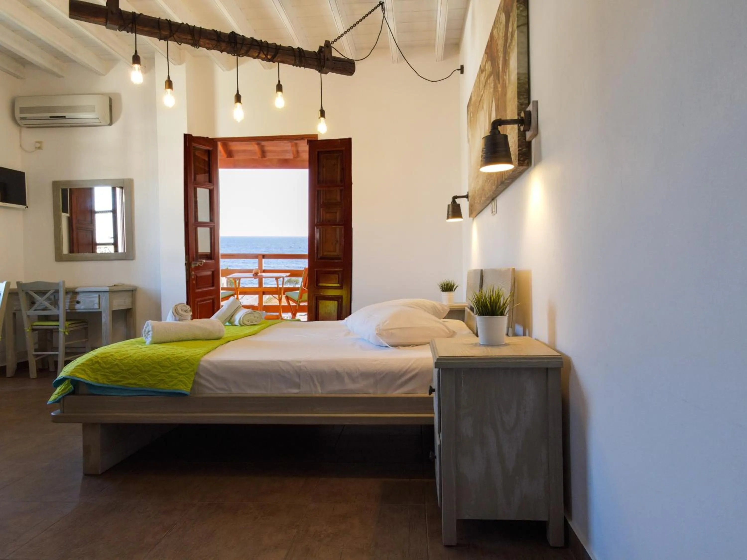 Photo of the whole room, Bed in Mistral-Patmos