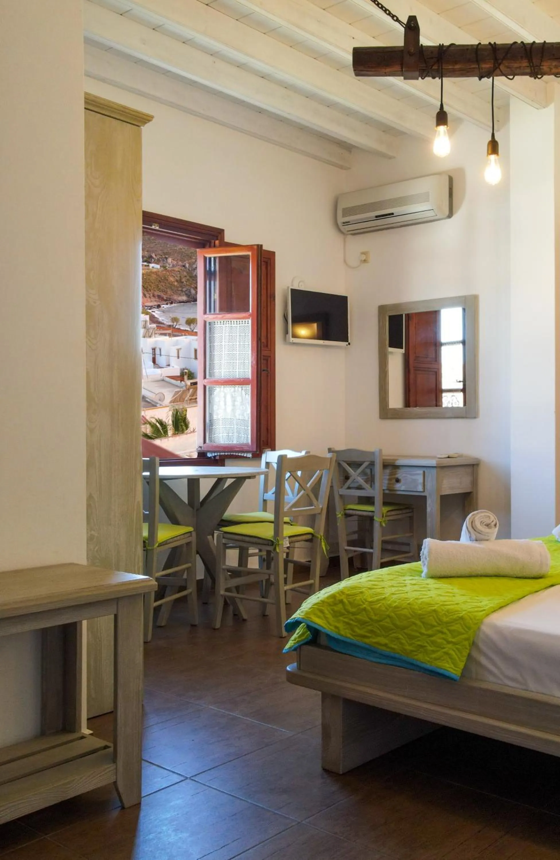 Photo of the whole room, Bed in Mistral-Patmos