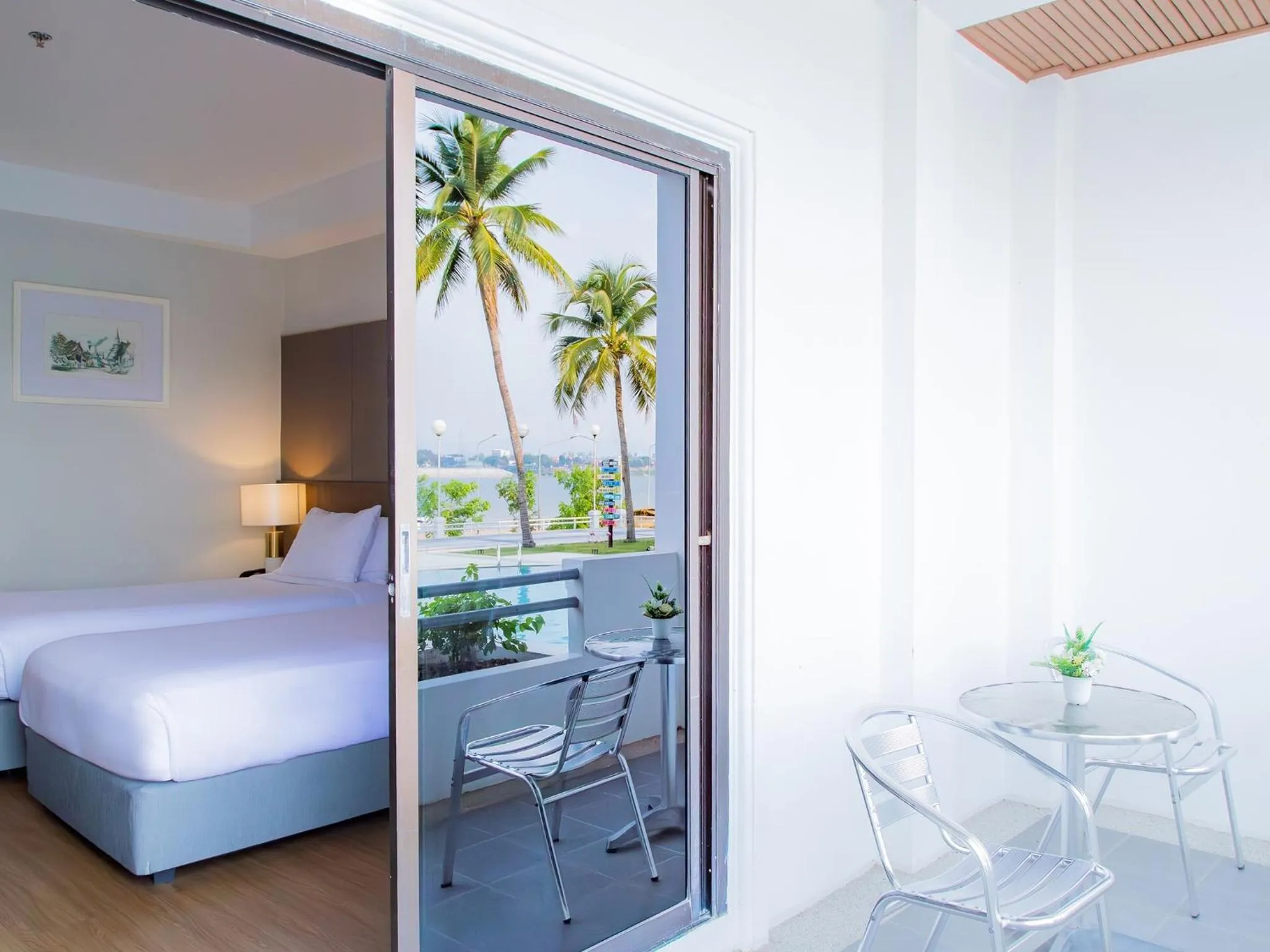 Balcony/Terrace, Bed in Fortune River View Hotel Nakhon Phanom