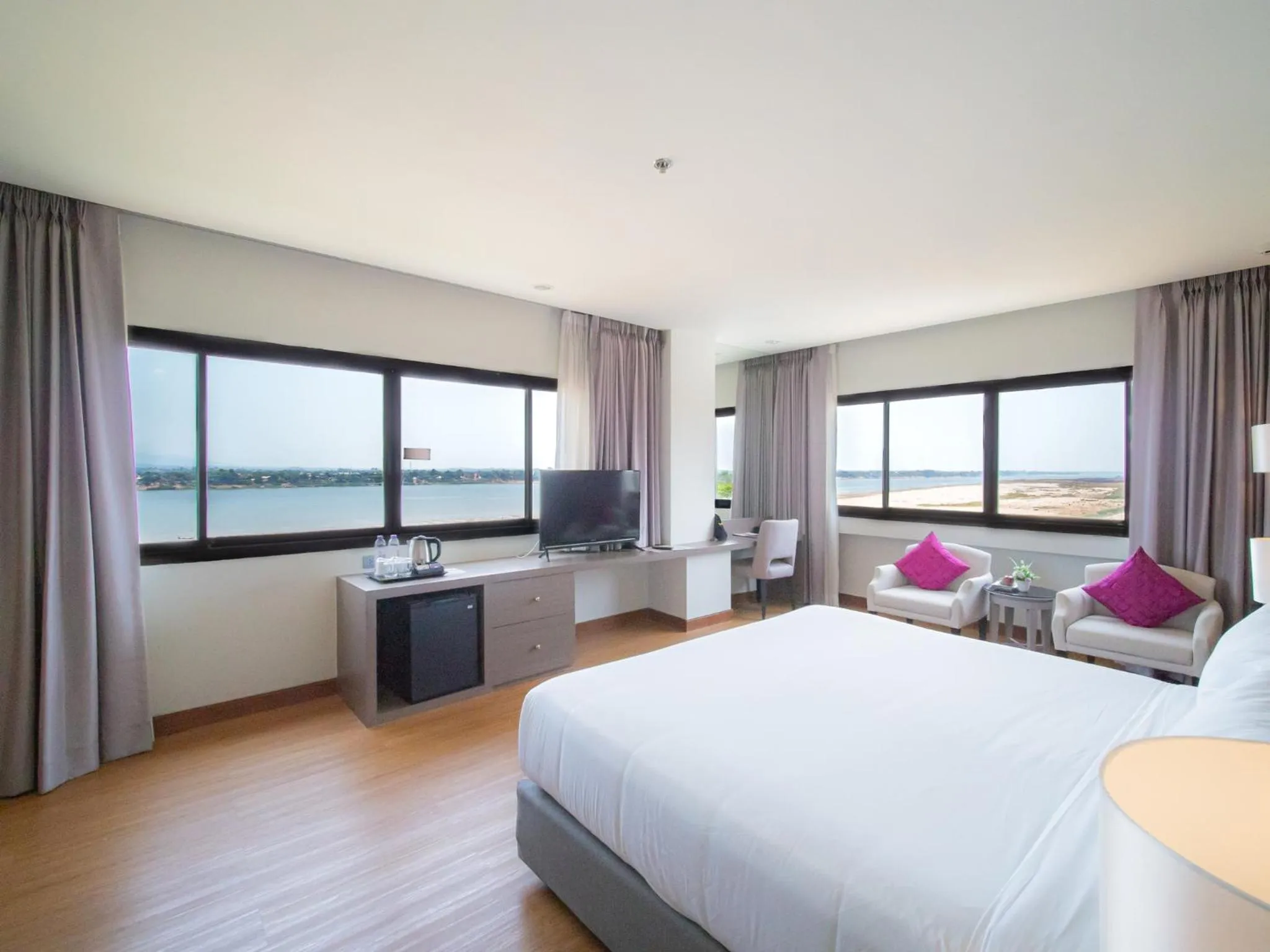 Bedroom, Bed in Fortune River View Hotel Nakhon Phanom