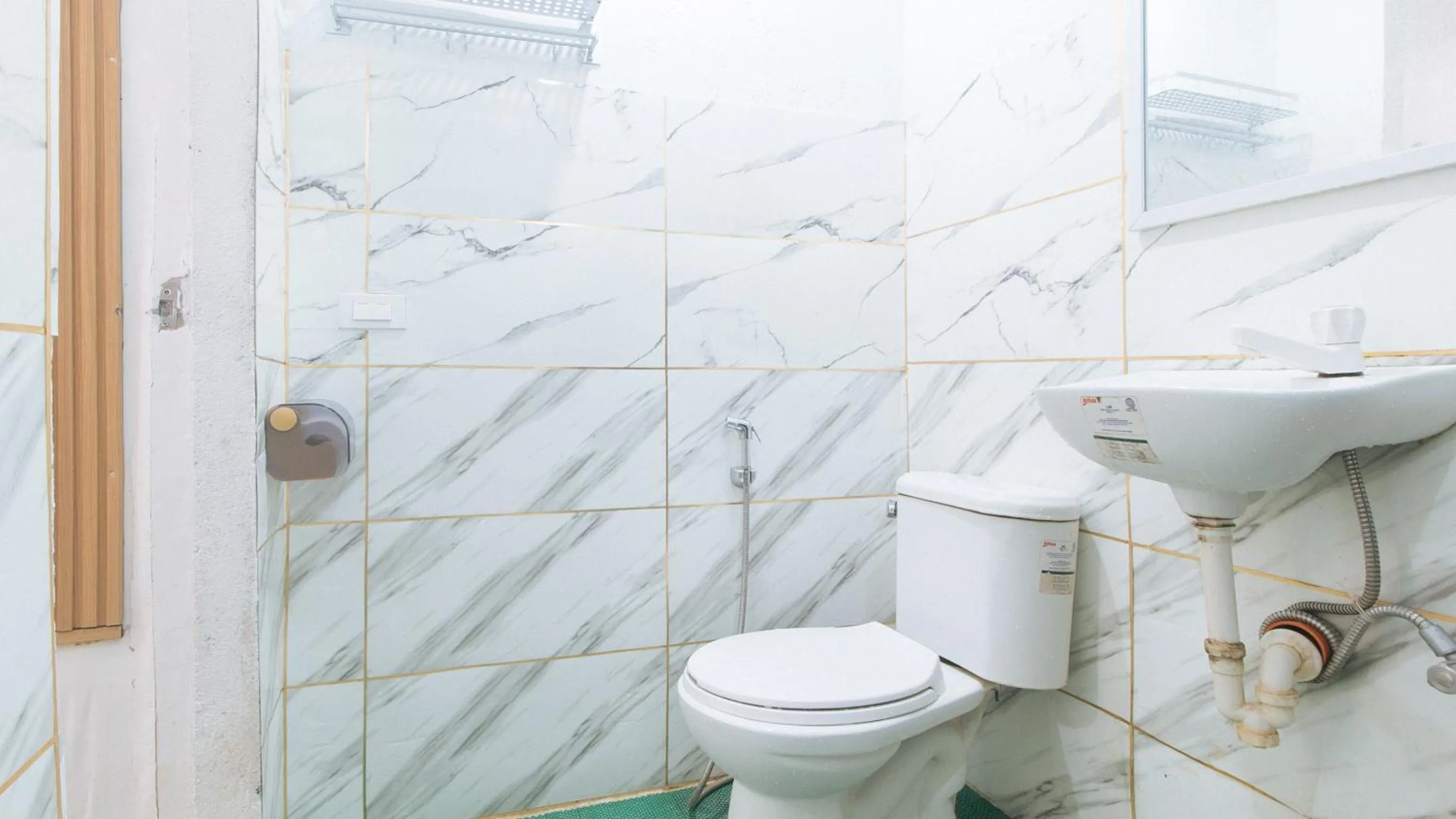 Toilet in Stay Inn Station 1 Boracay by RedDoorz