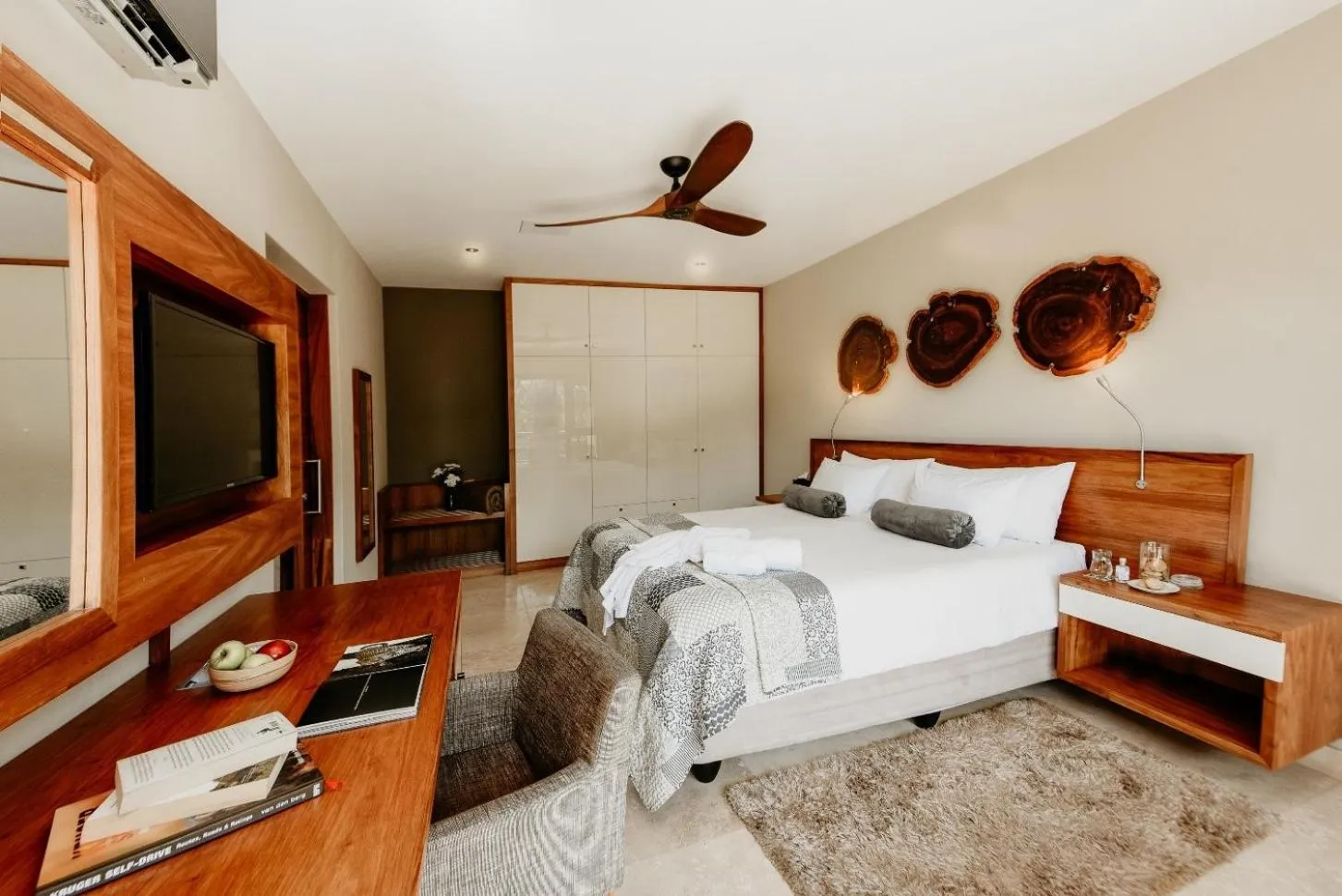 Bedroom, Bed in umVangati House