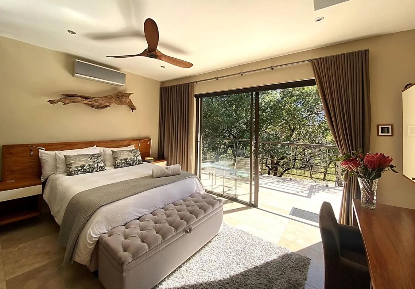 Bedroom, Bed in umVangati House