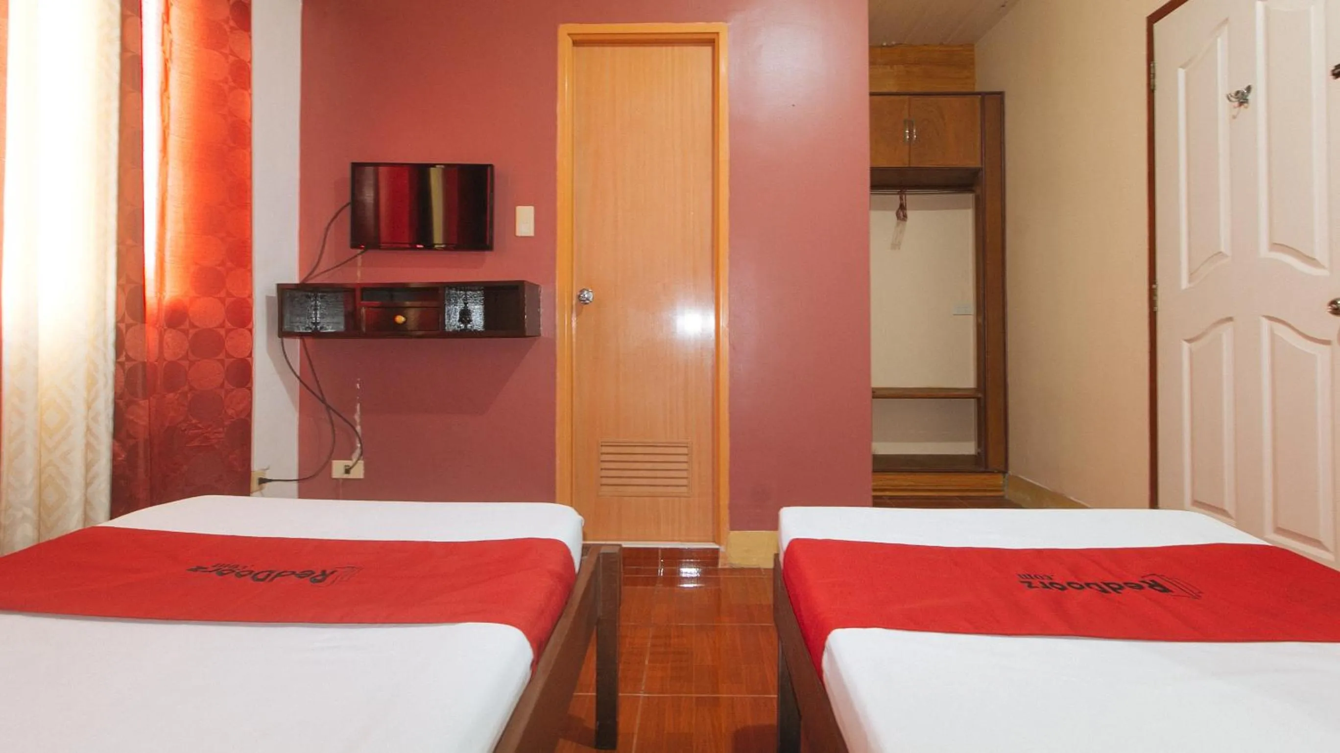 Bed in RedDoorz @ Farm Side Hotel Laoag City
