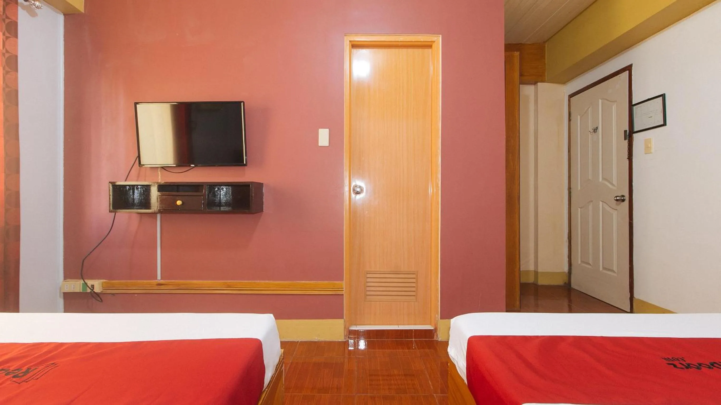 Bed in RedDoorz @ Farm Side Hotel Laoag City