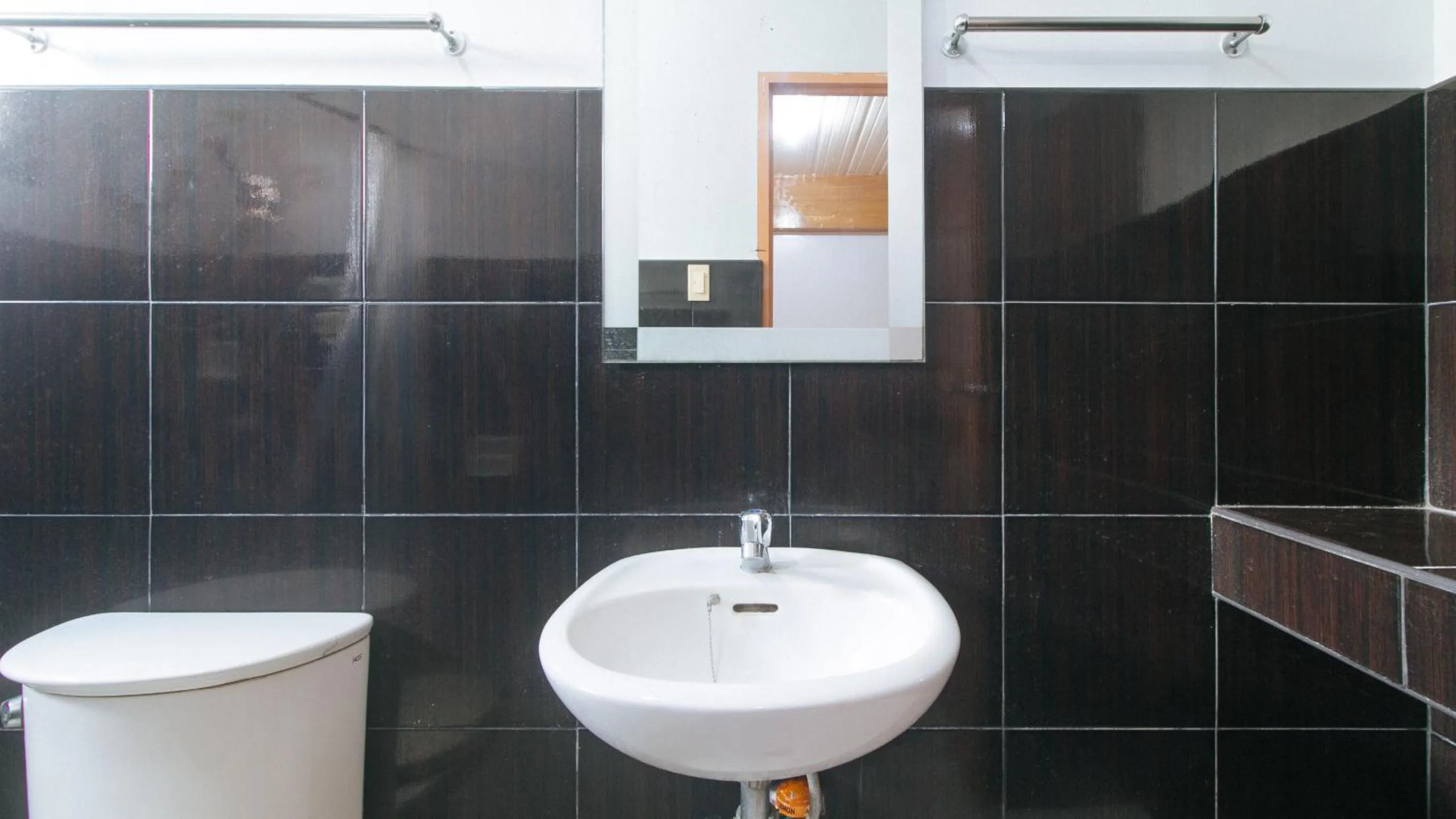 Shower in RedDoorz @ Farm Side Hotel Laoag City