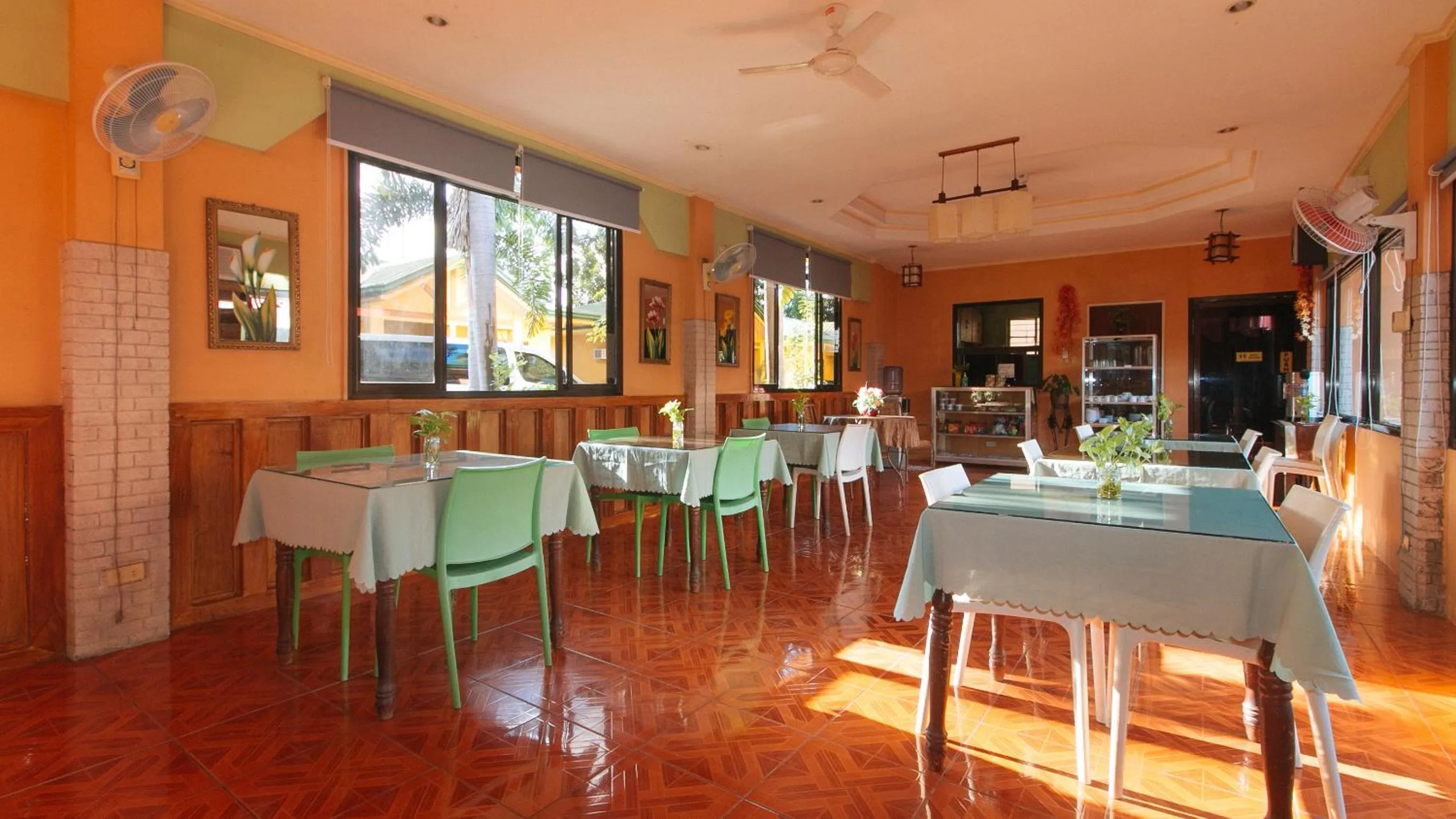 Restaurant/places to eat in RedDoorz @ Farm Side Hotel Laoag City