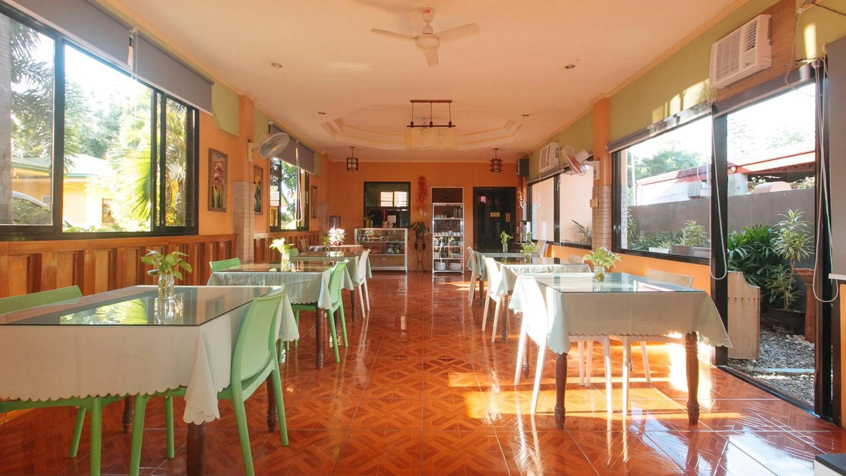 Restaurant/places to eat in RedDoorz @ Farm Side Hotel Laoag City