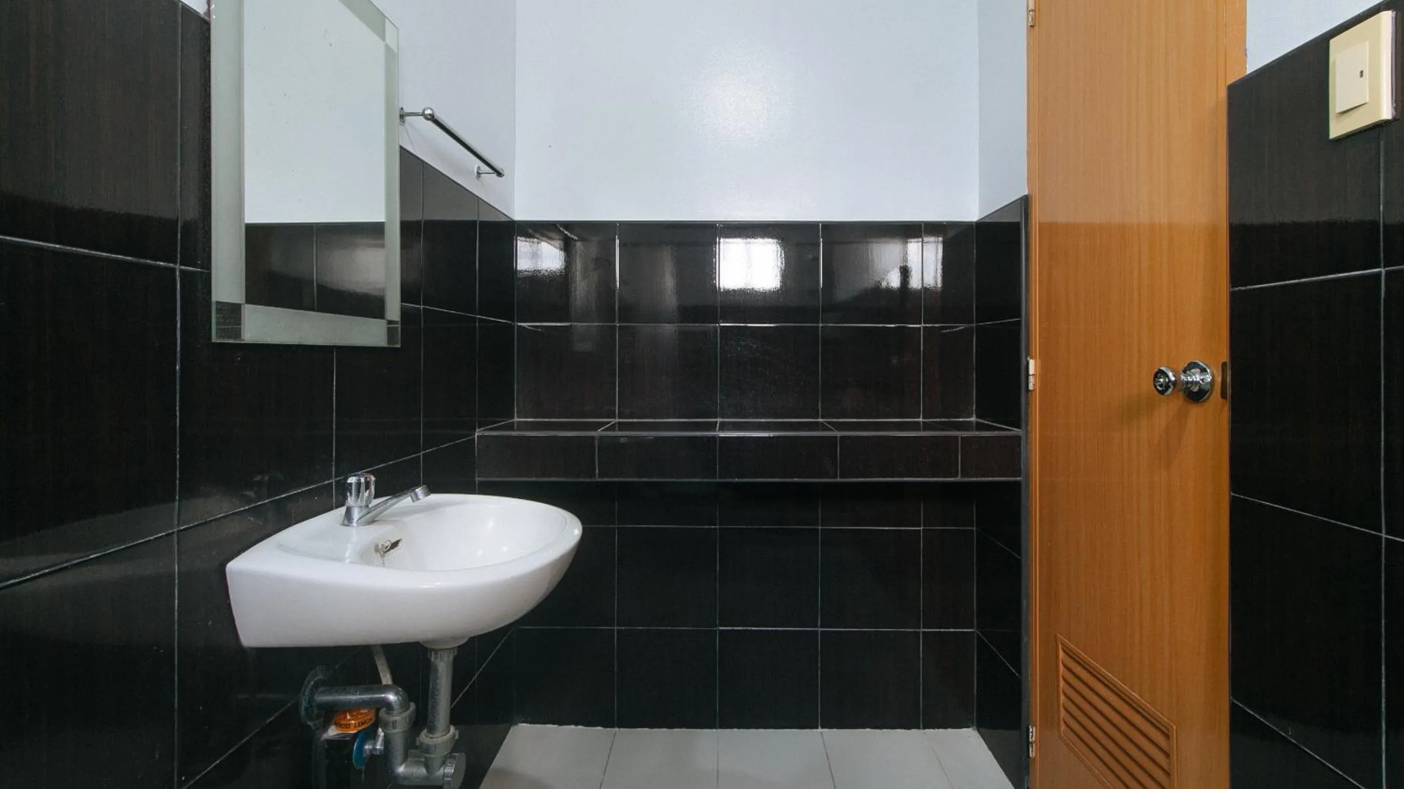 Shower in RedDoorz @ Farm Side Hotel Laoag City