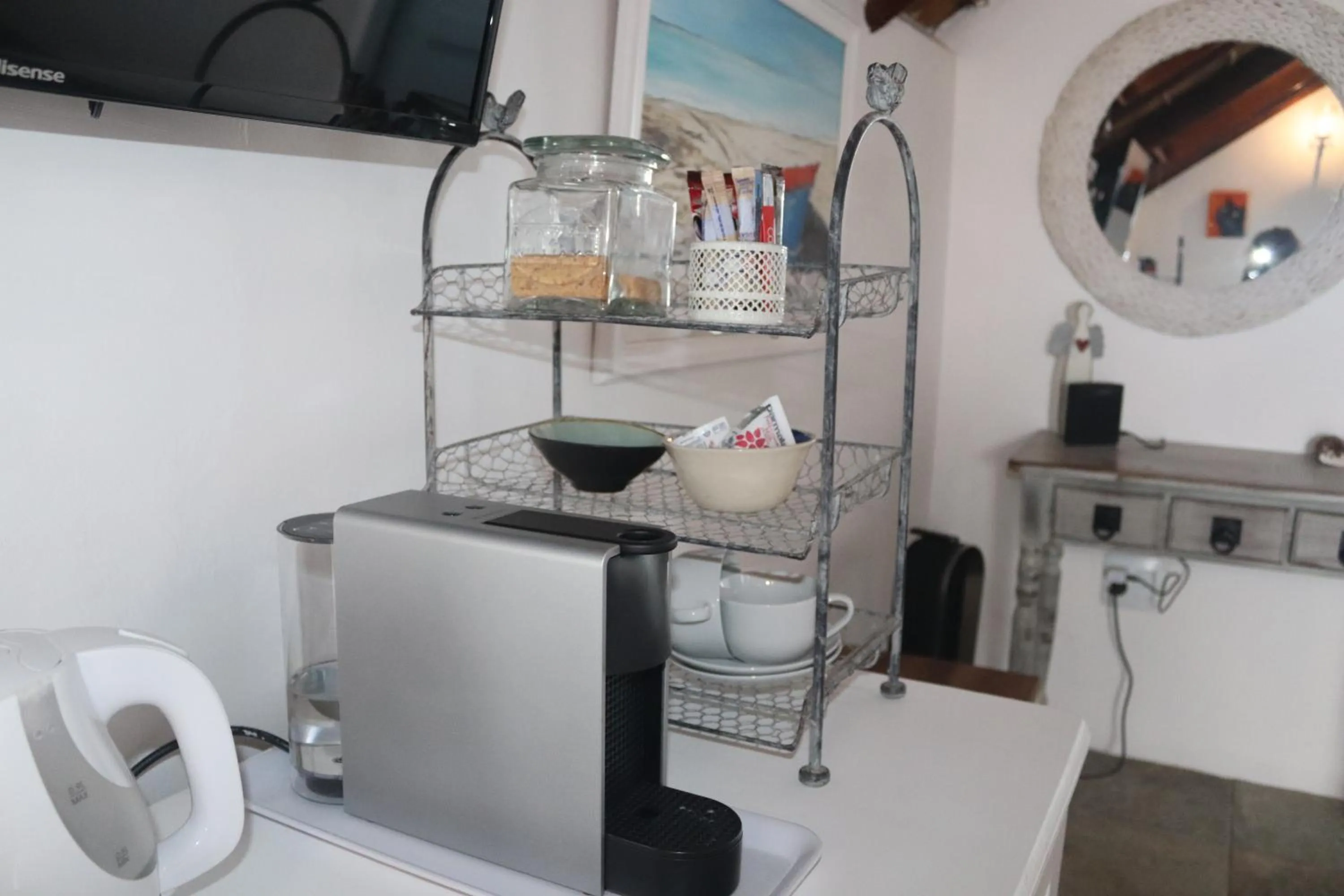 Coffee/tea facilities in Gilcrest Place Guest House