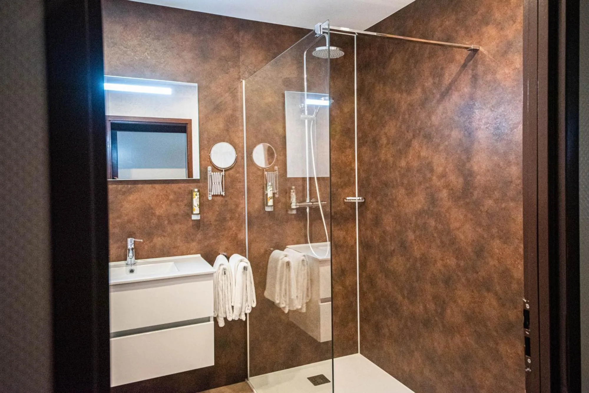 Shower in Hotel Zwartewater