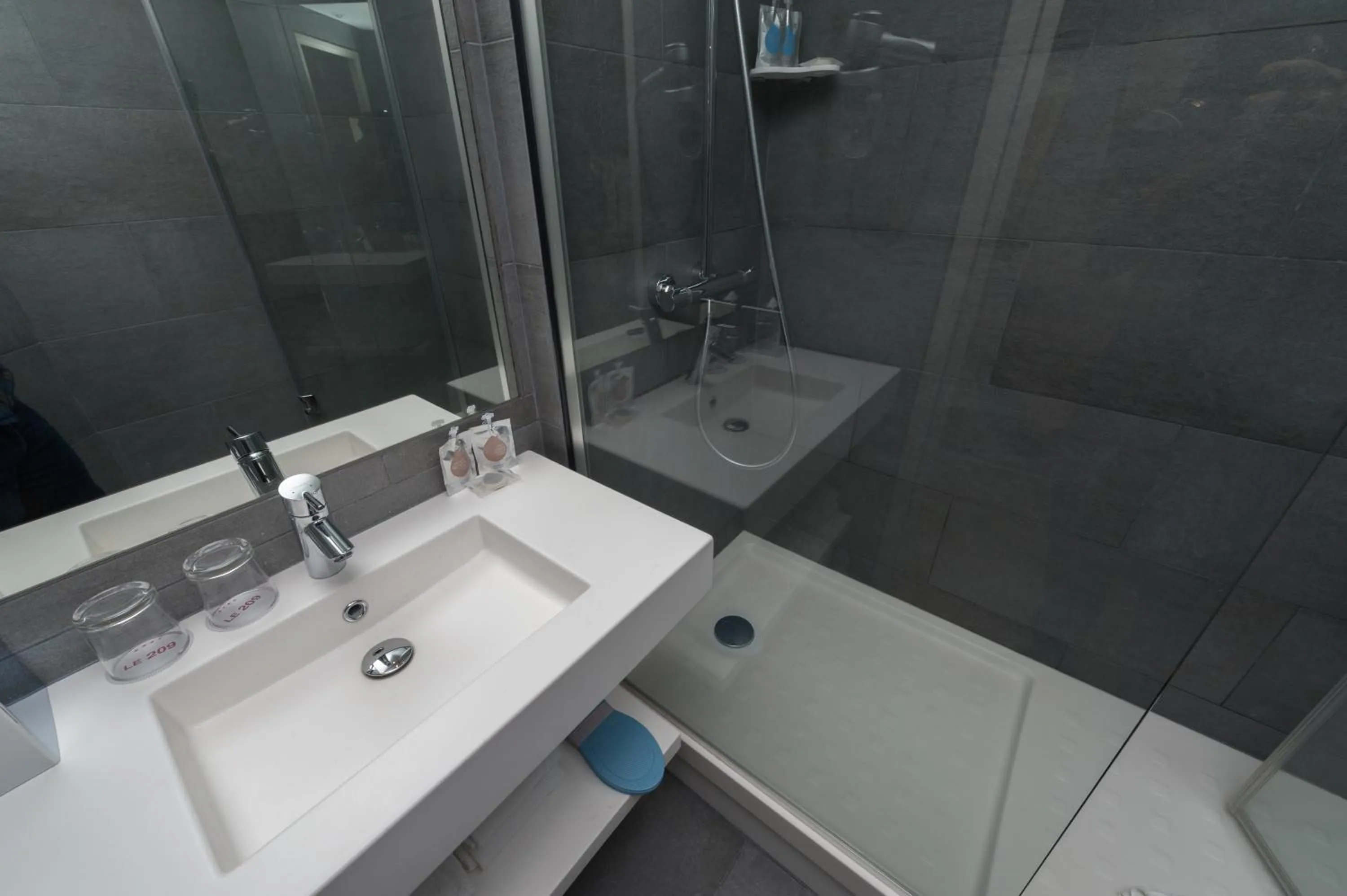 Shower in Hôtel le 209 Paris Bercy