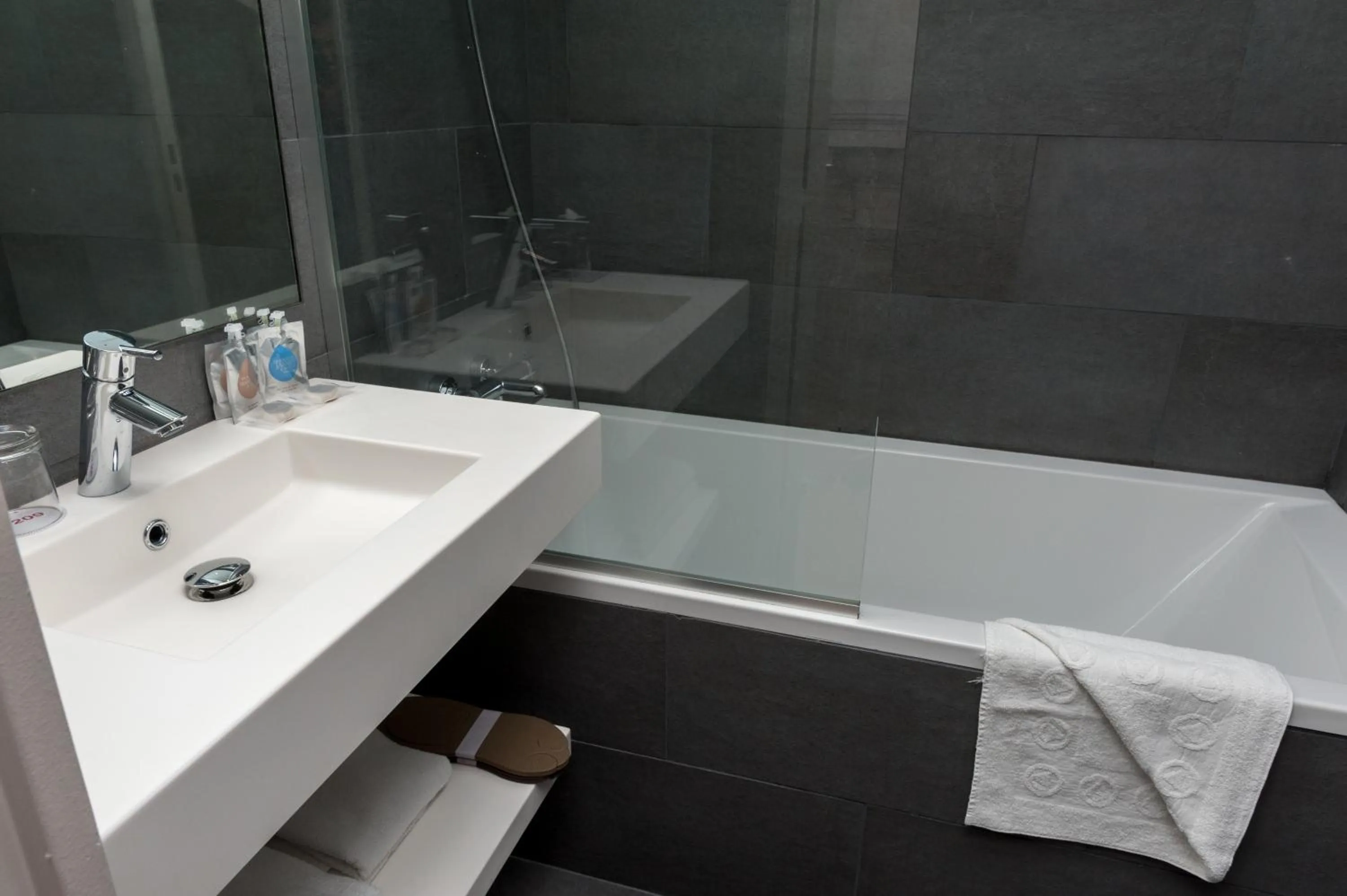 Bathroom in Hôtel le 209 Paris Bercy