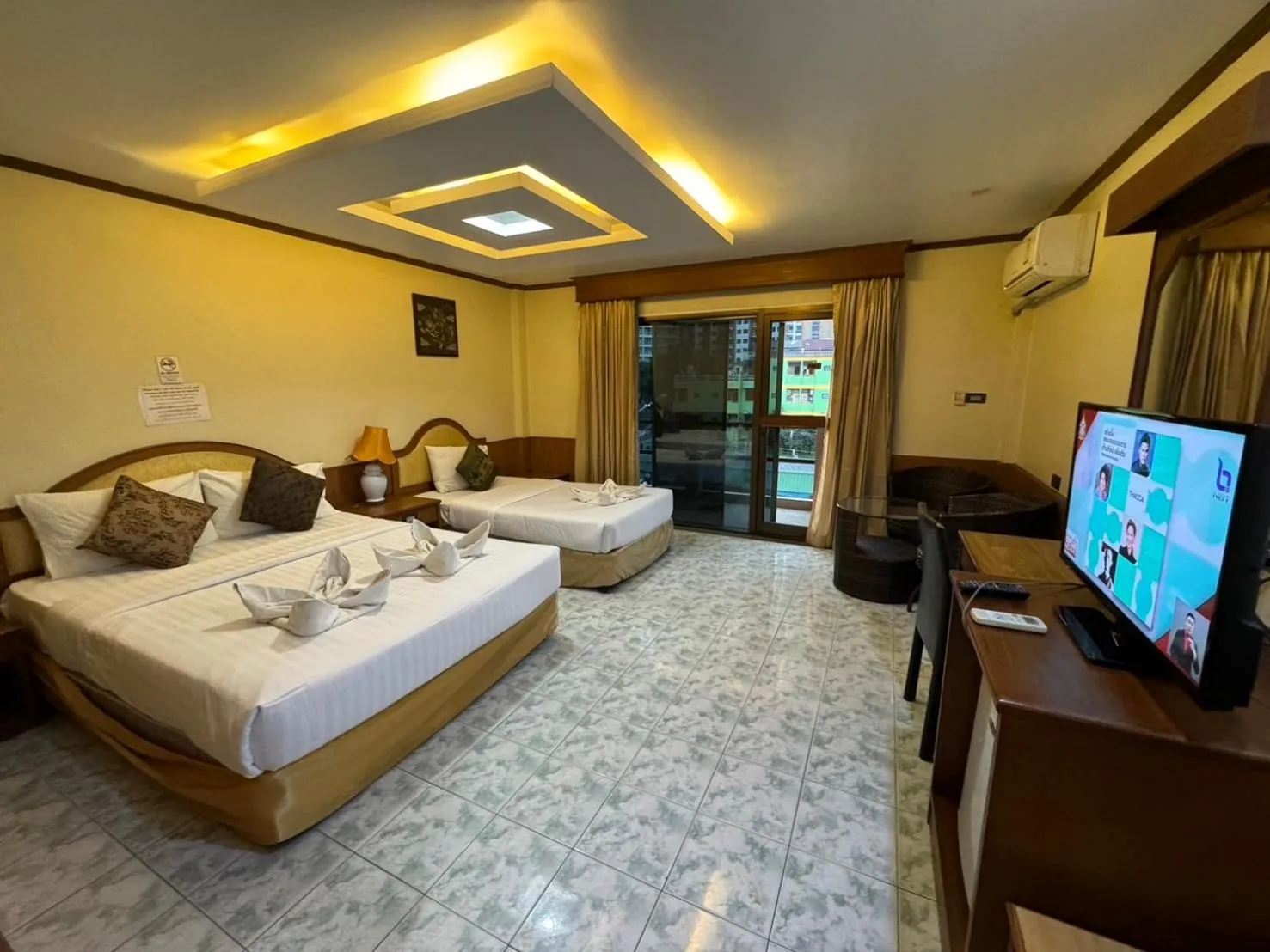 Photo of the whole room, Bed in MrMac's Place