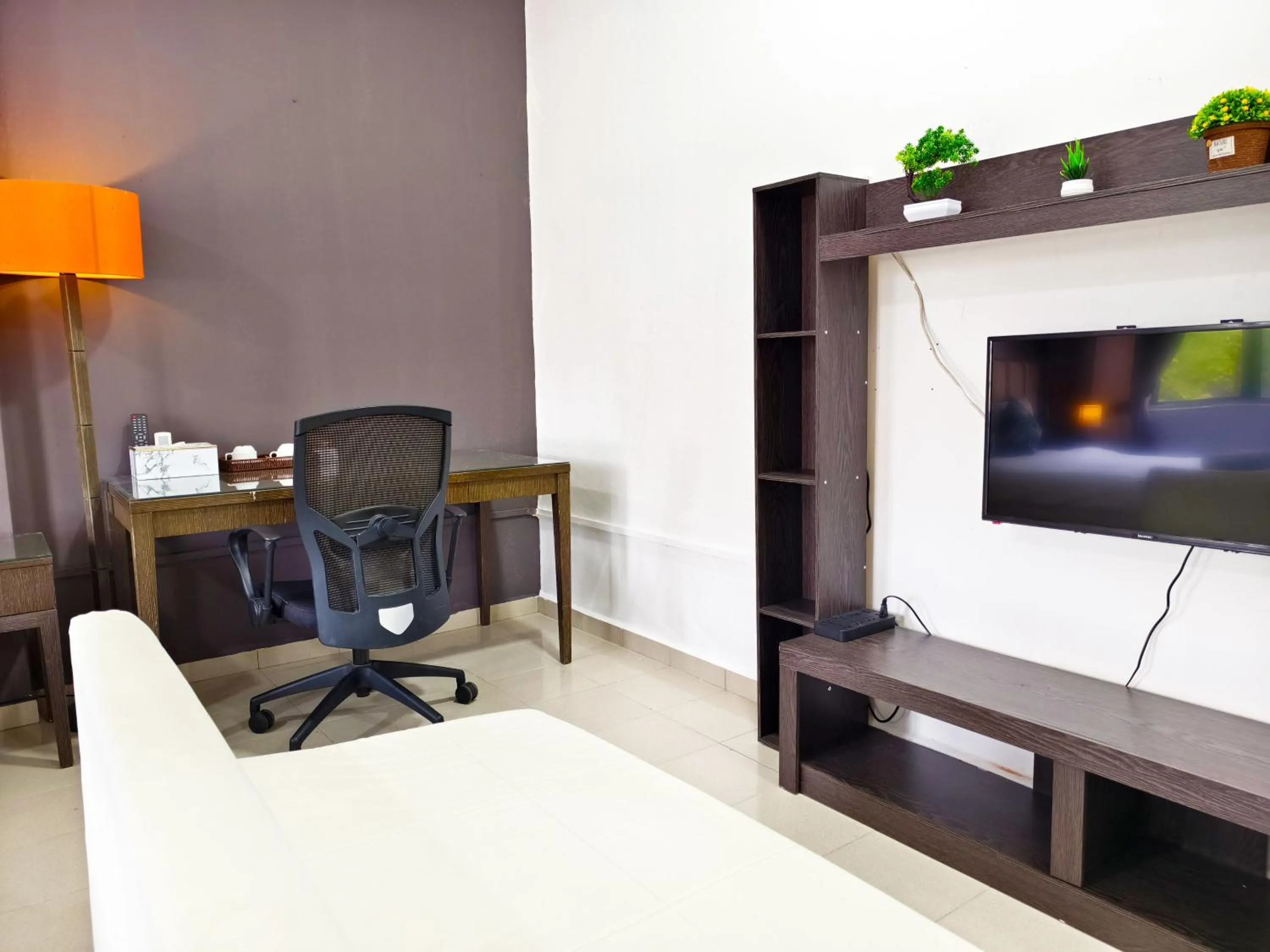 TV and multimedia in Salaam Suites Hotel