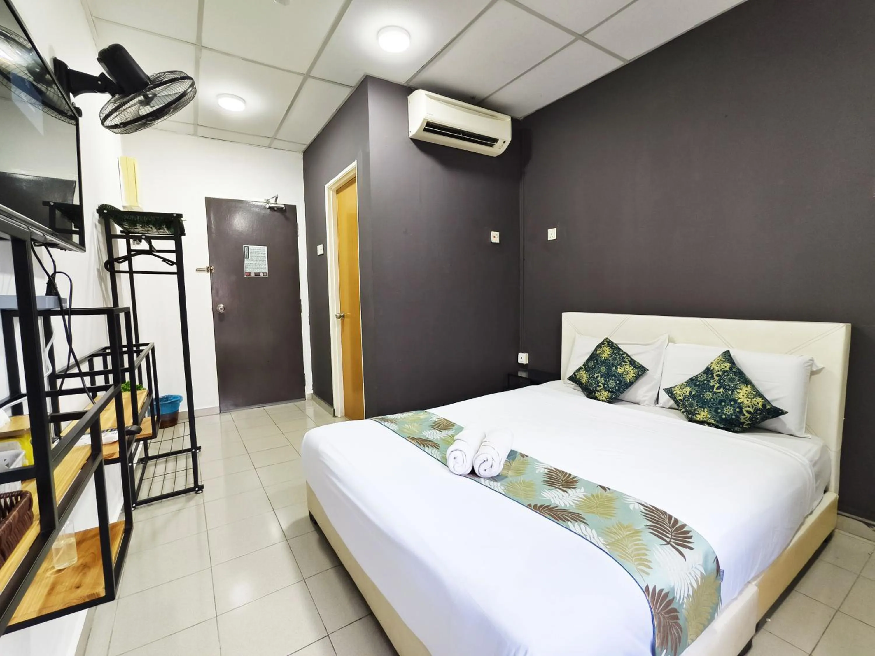 Bedroom, Bed in Salaam Suites Hotel