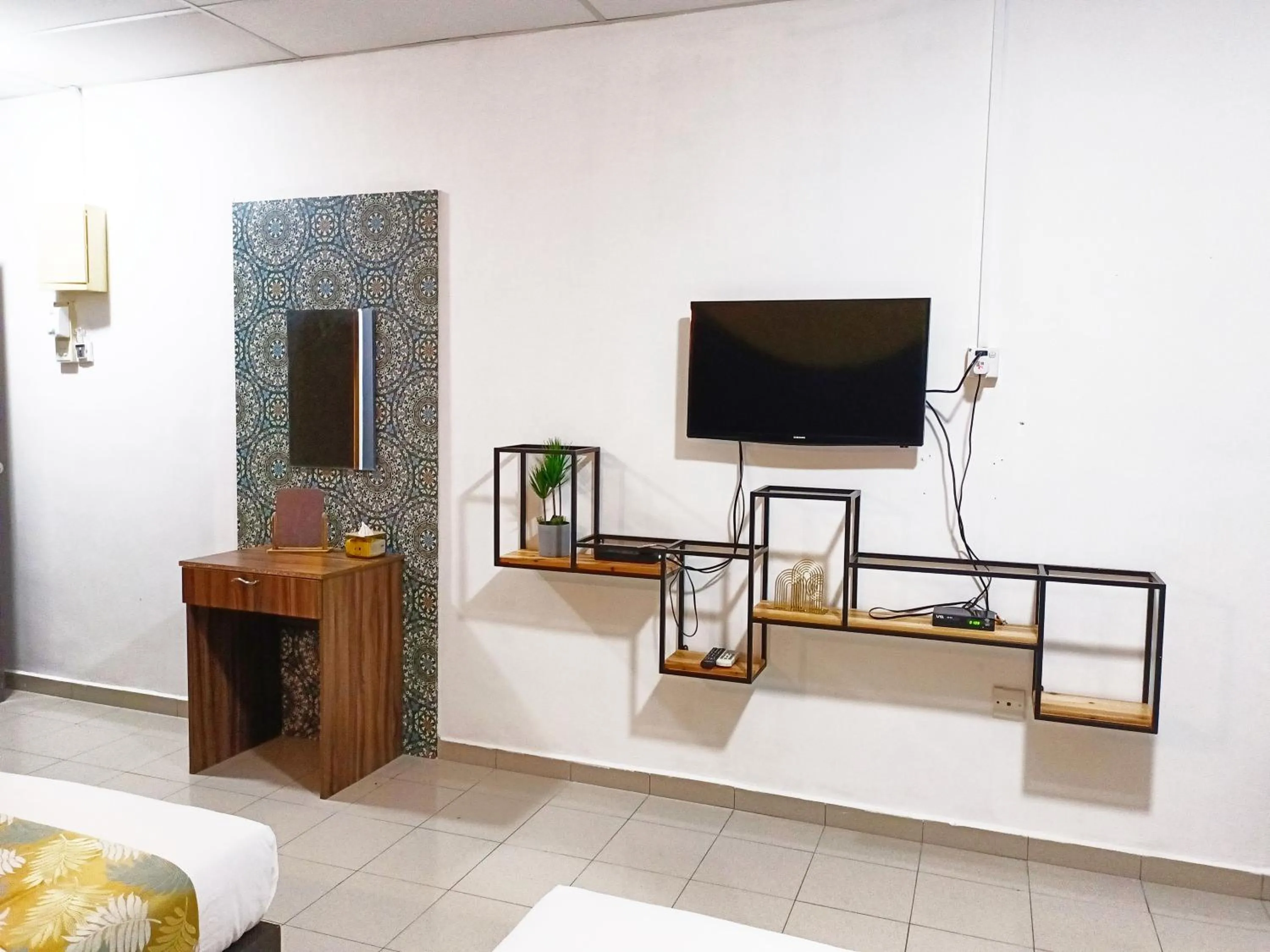 TV and multimedia in Salaam Suites Hotel