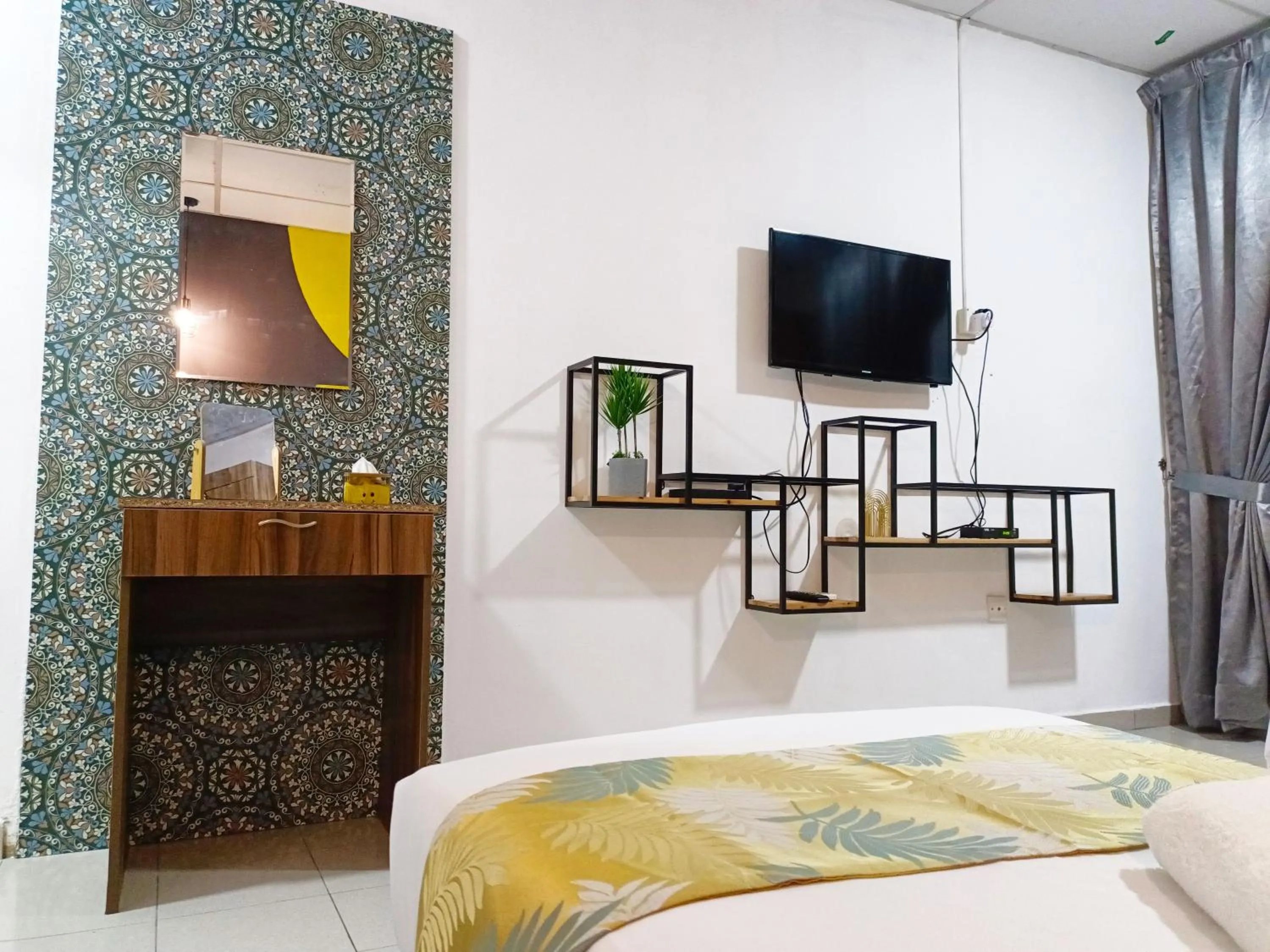 TV and multimedia, Bed in Salaam Suites Hotel