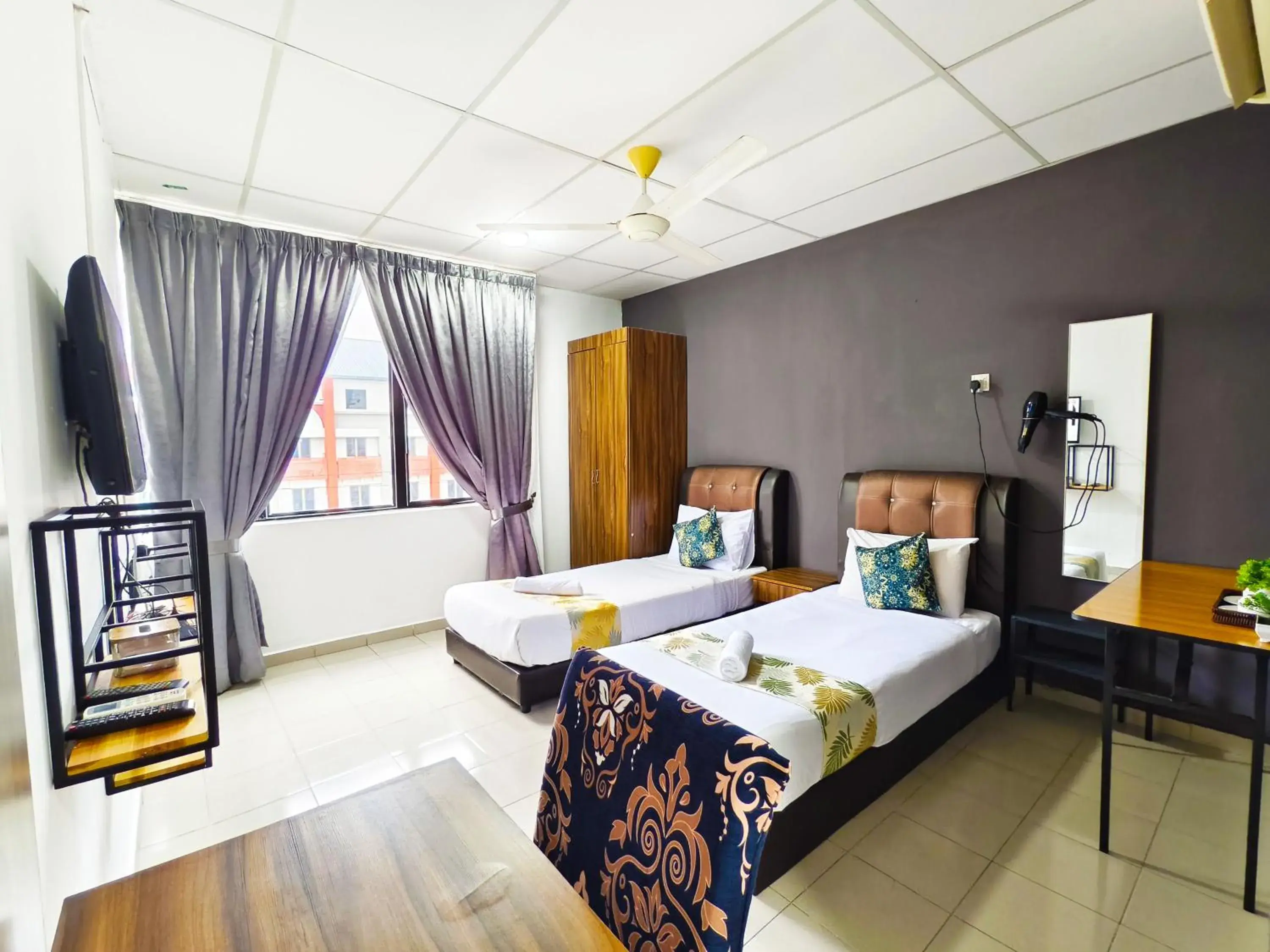 Twin Room with City View in Salaam Suites Hotel Twin Room with City View in Salaam Suites Hotel