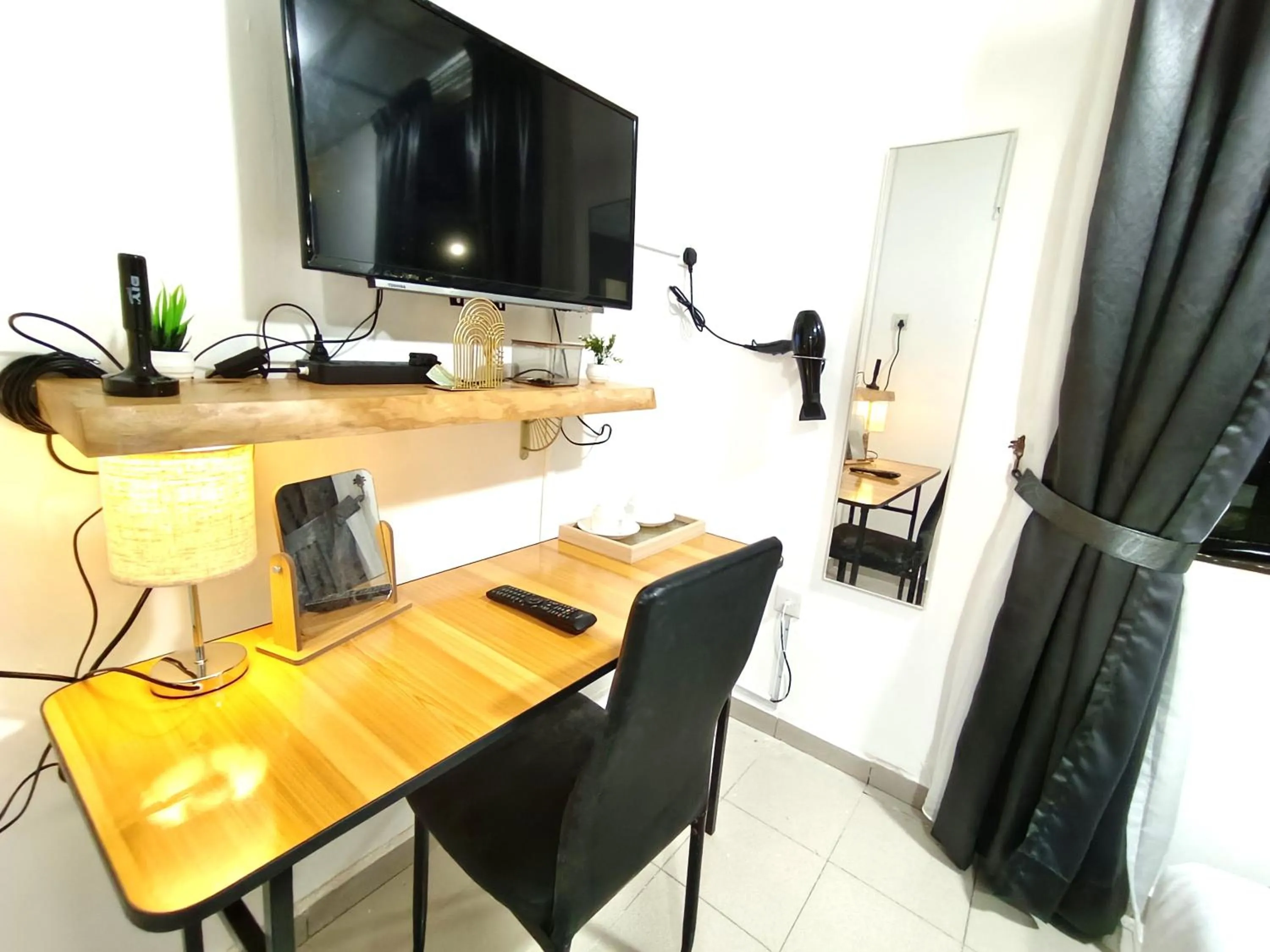 TV and multimedia in Salaam Suites Hotel