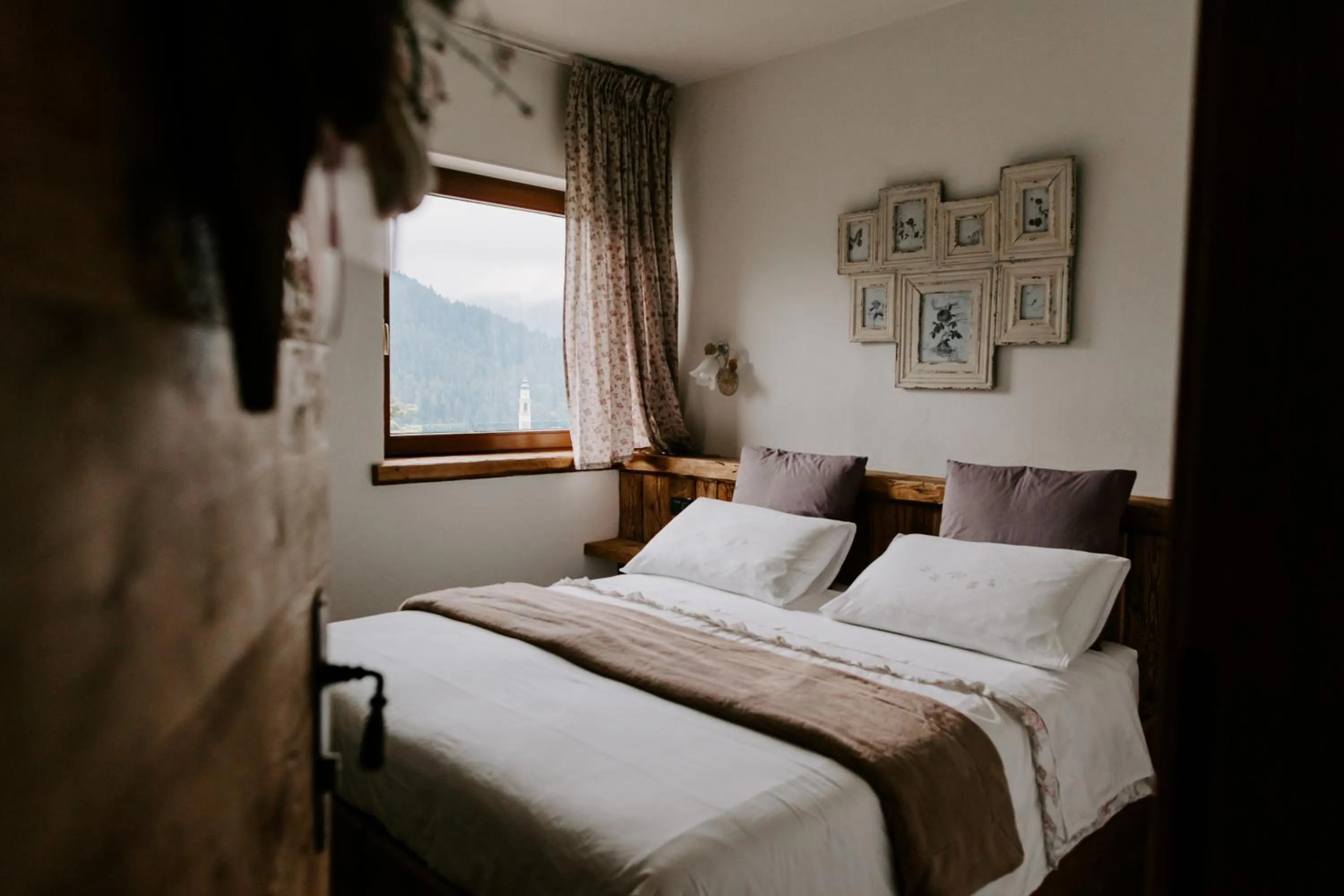 Bedroom, Bed in Fra Rose e Mughi