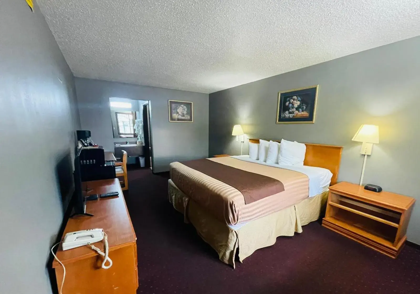 Deluxe King Room in Sparta inn Deluxe King Room in Sparta inn