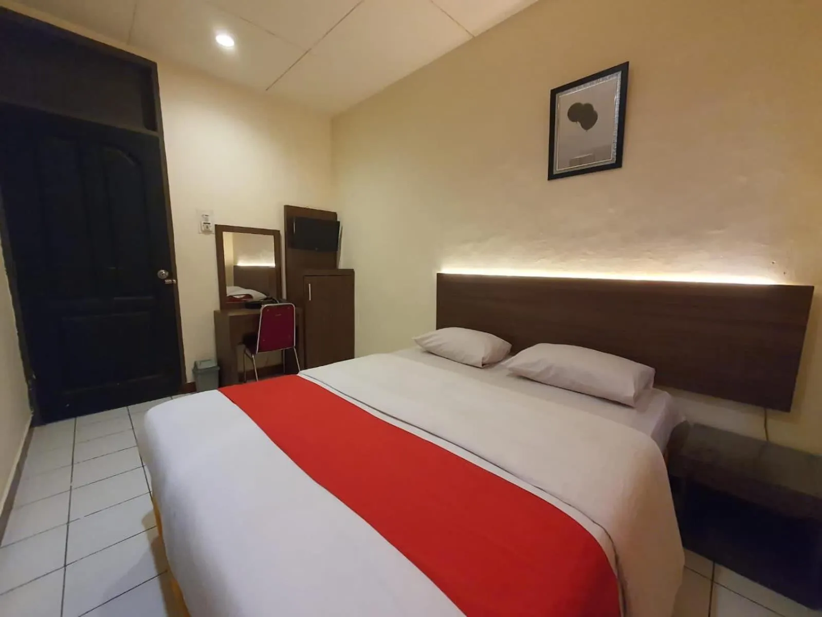 Photo of the whole room, Bed in HOTEL BALI MAKASSAR