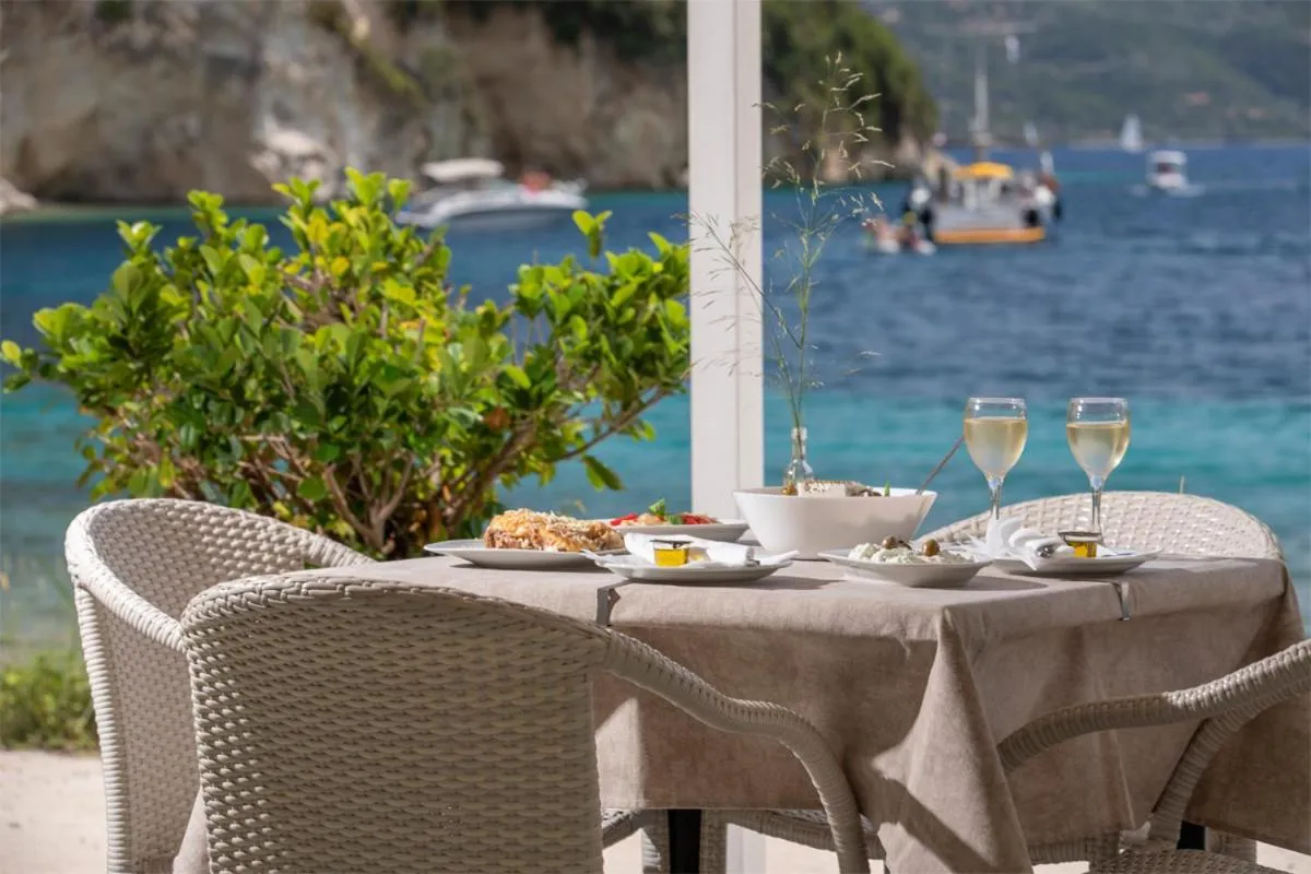 Restaurant/places to eat in Menes Hotel