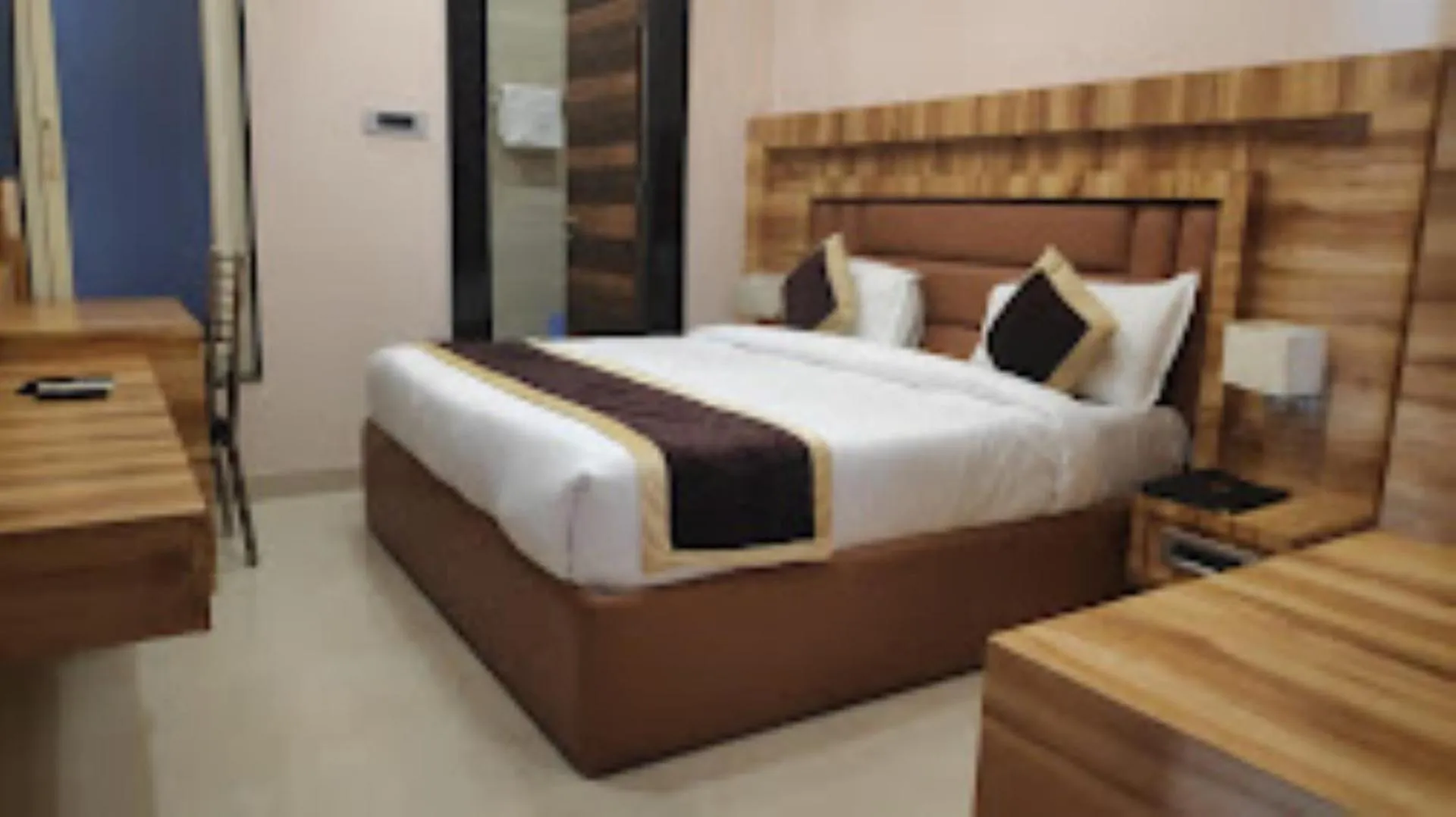 Bed in Shree Dev Villa Hotel Kanpur