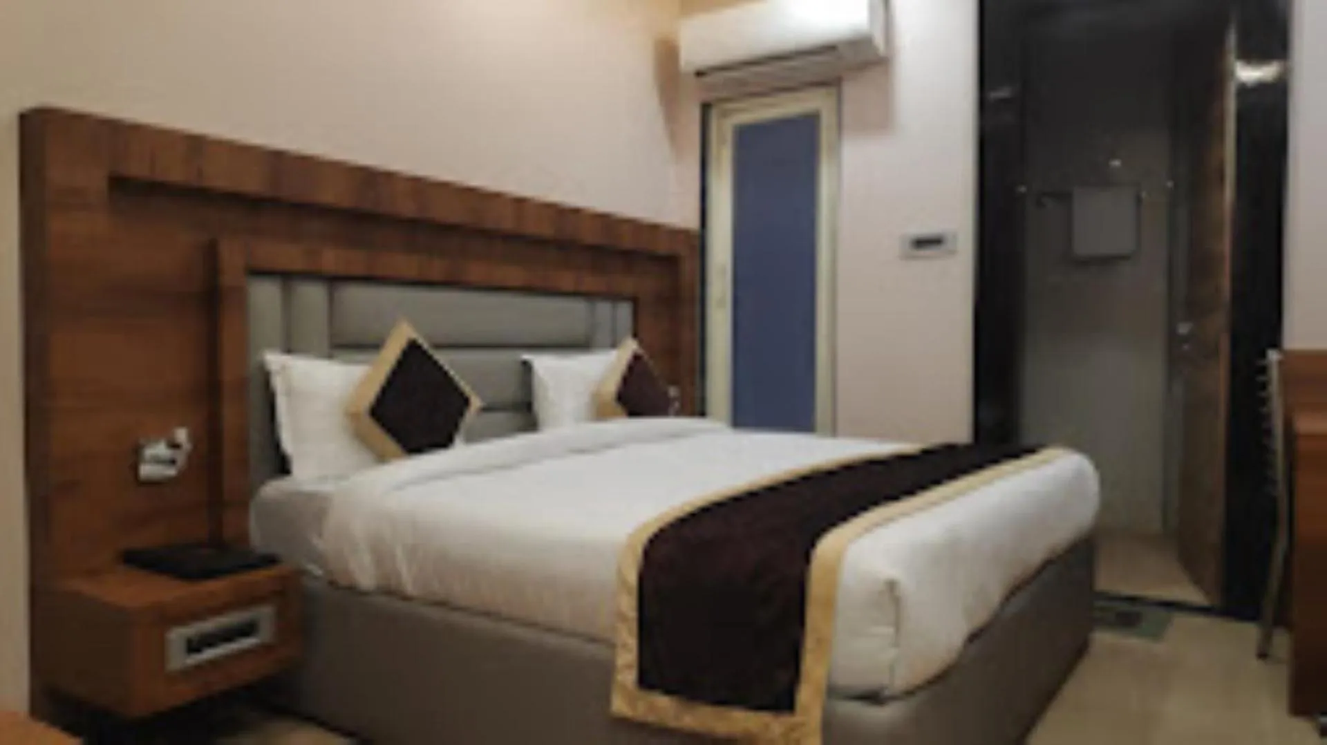 Bed in Shree Dev Villa Hotel Kanpur
