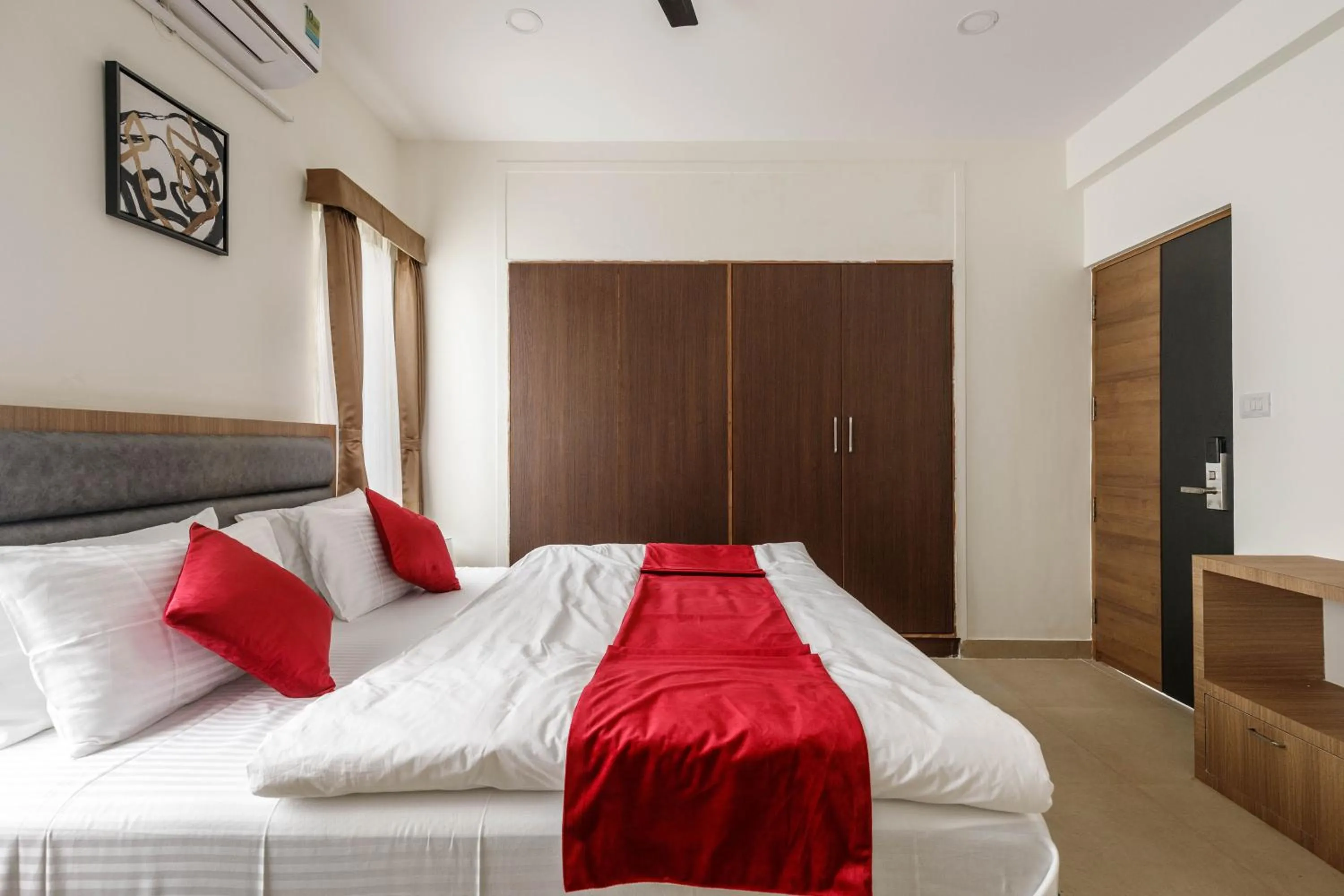 Photo of the whole room, Bed in Sunlight Serviced Apartments