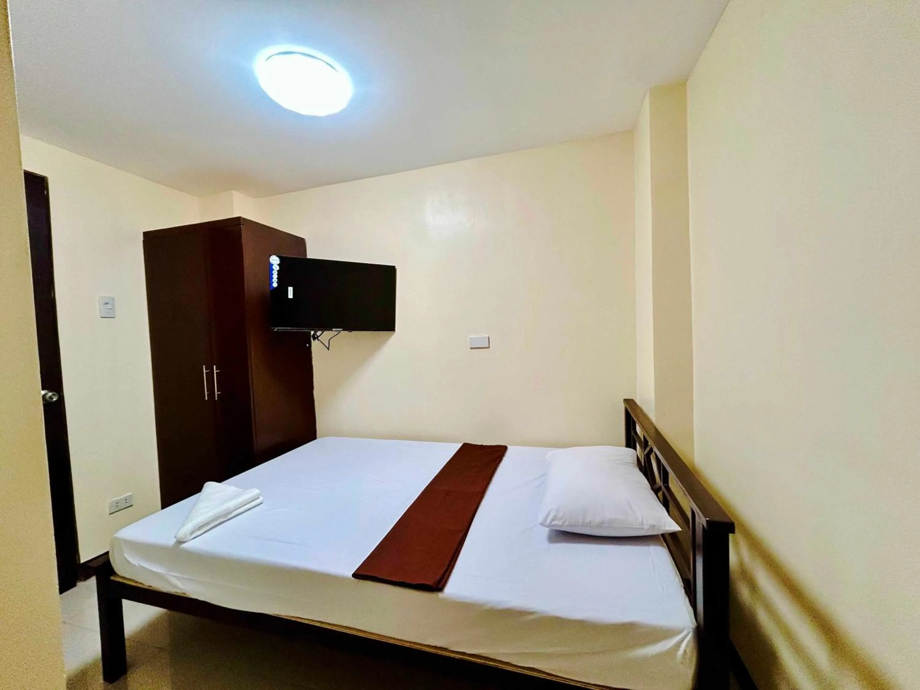 Bedroom, Bed in OYO 1045 Rayjan Apartelle