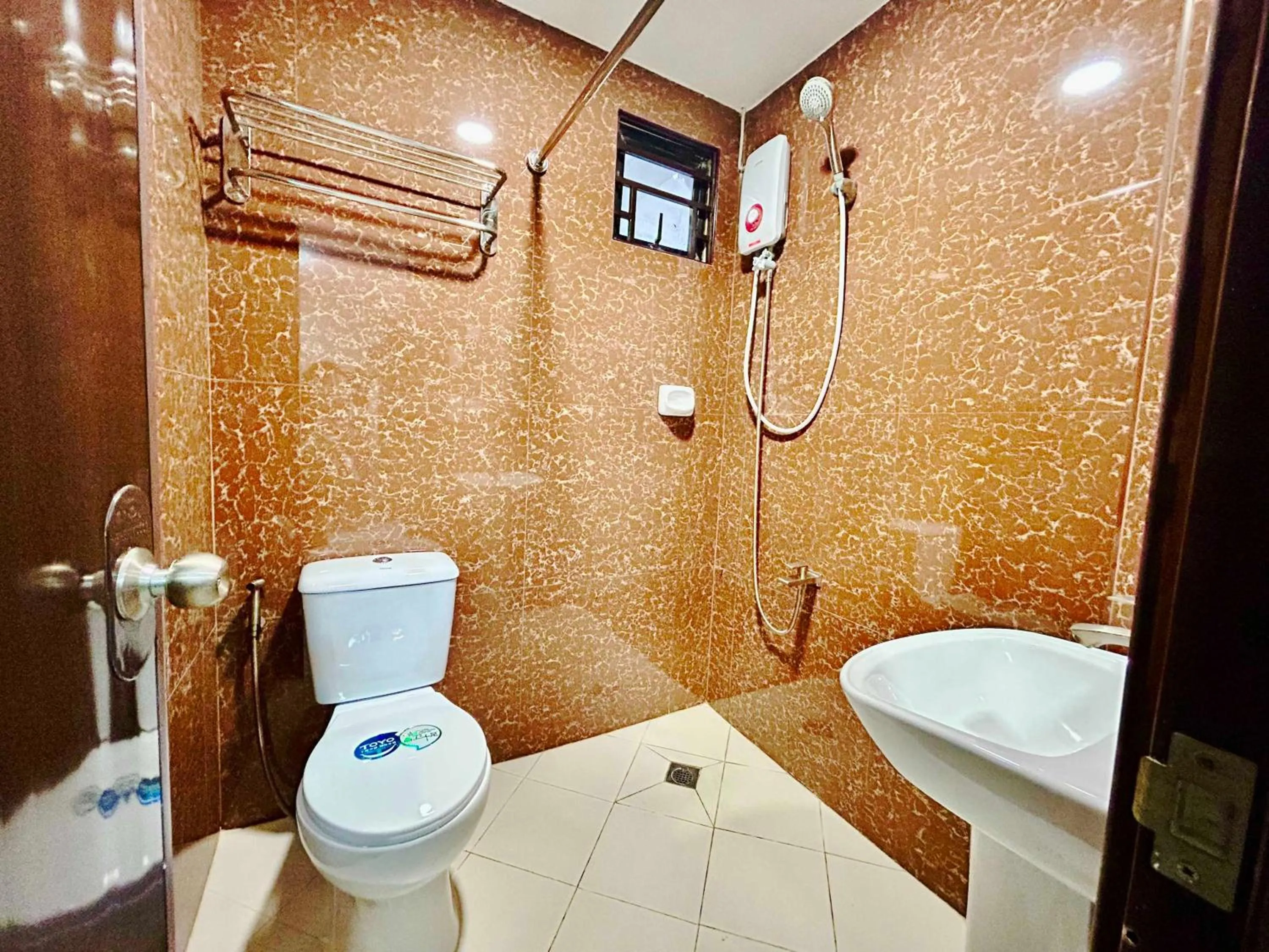 Bathroom in OYO 1045 Rayjan Apartelle