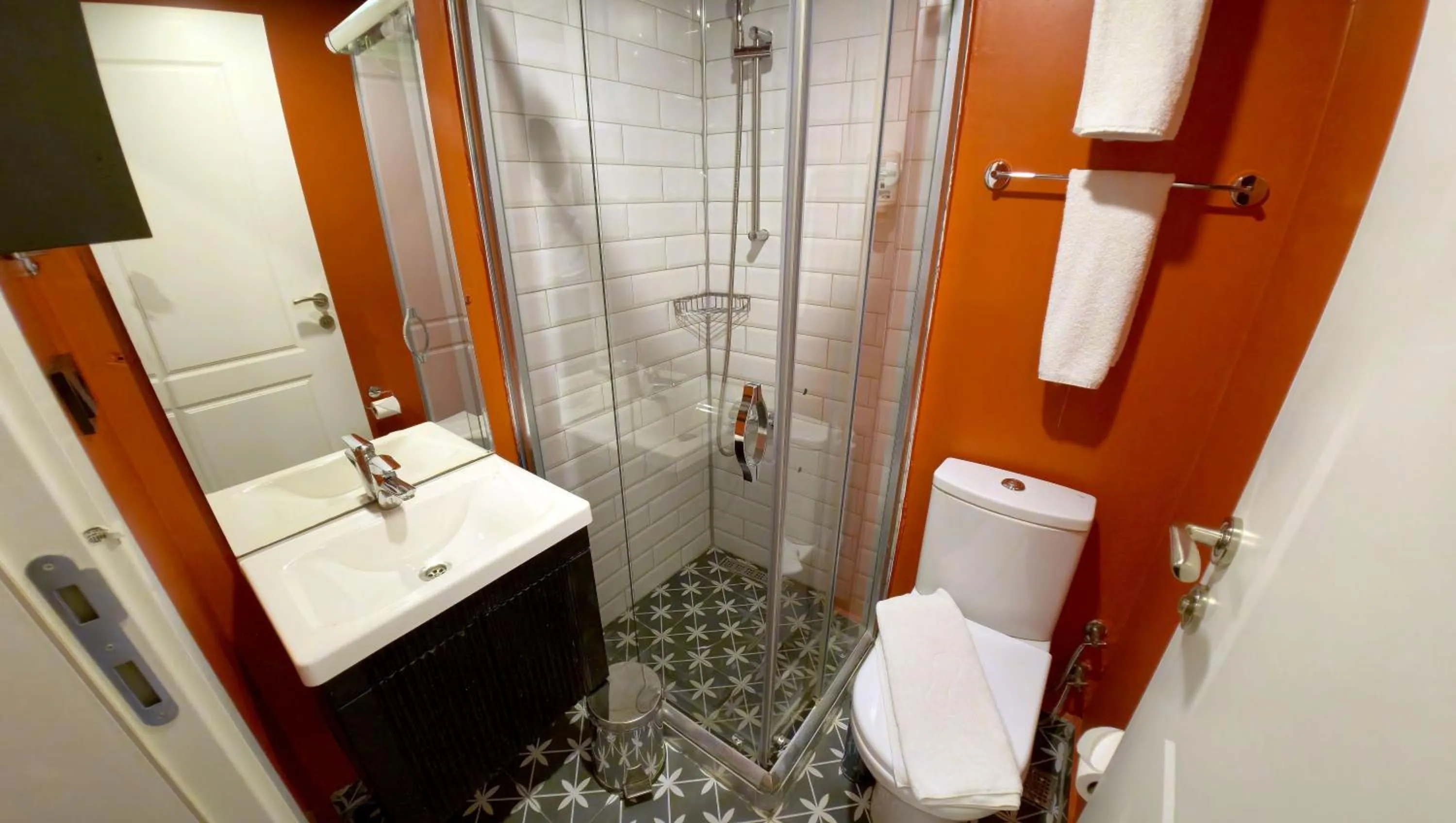 Shower in THINK HOTEL