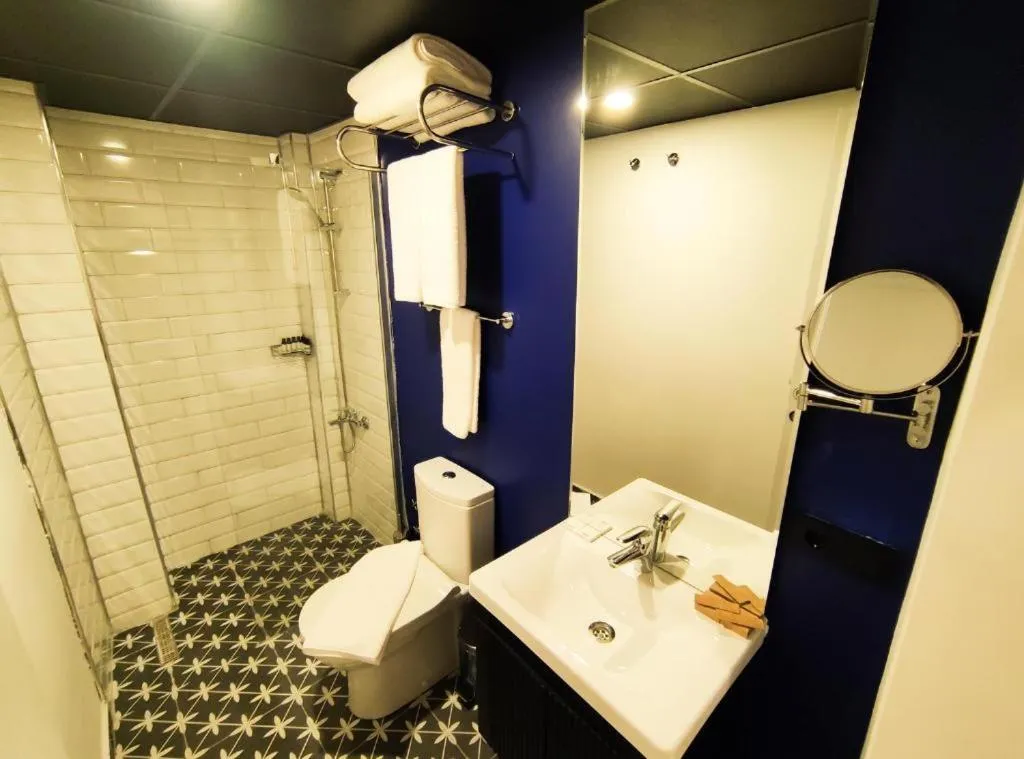 Shower in THINK HOTEL