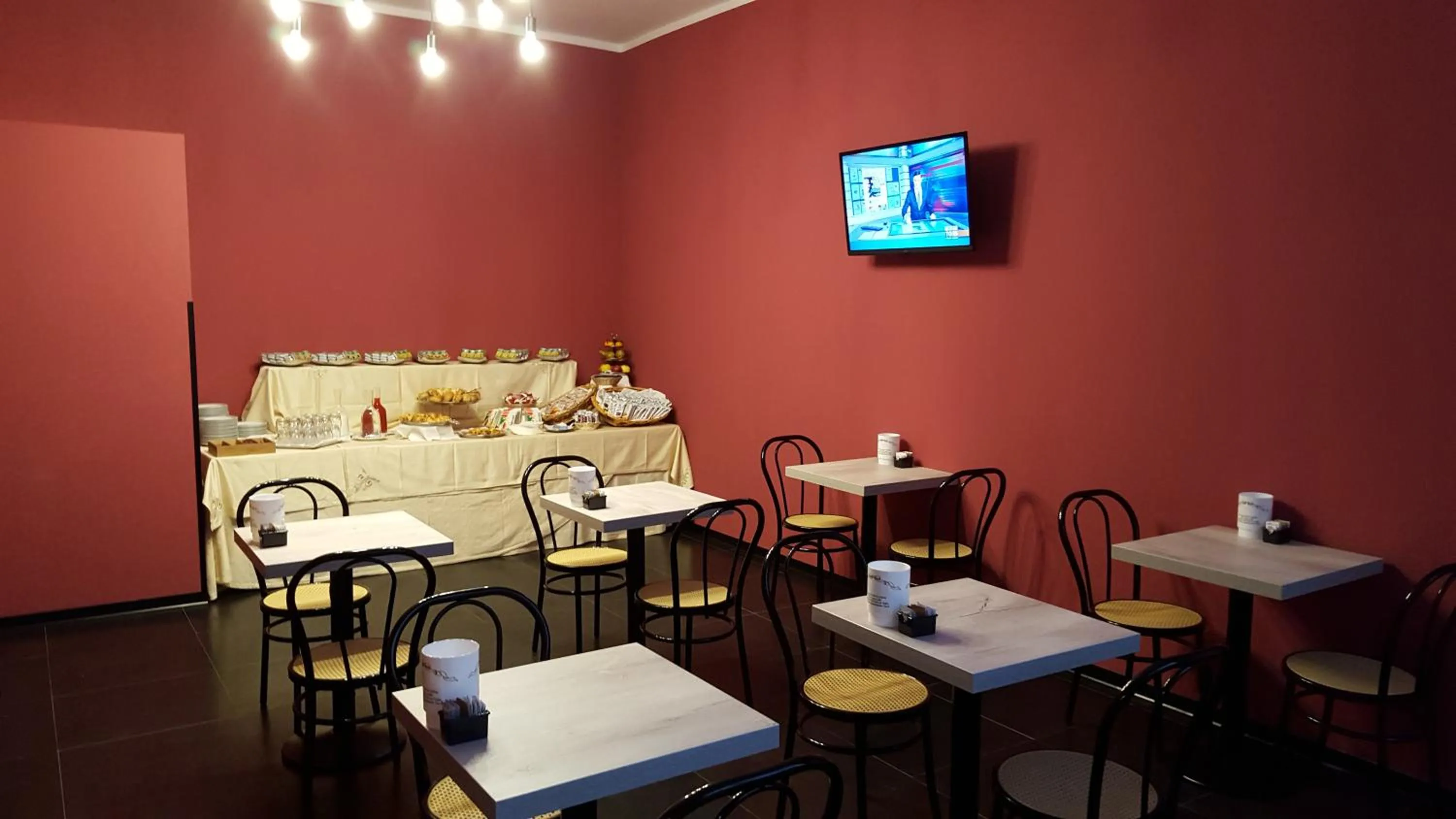 Restaurant/places to eat in Hotel Ascot